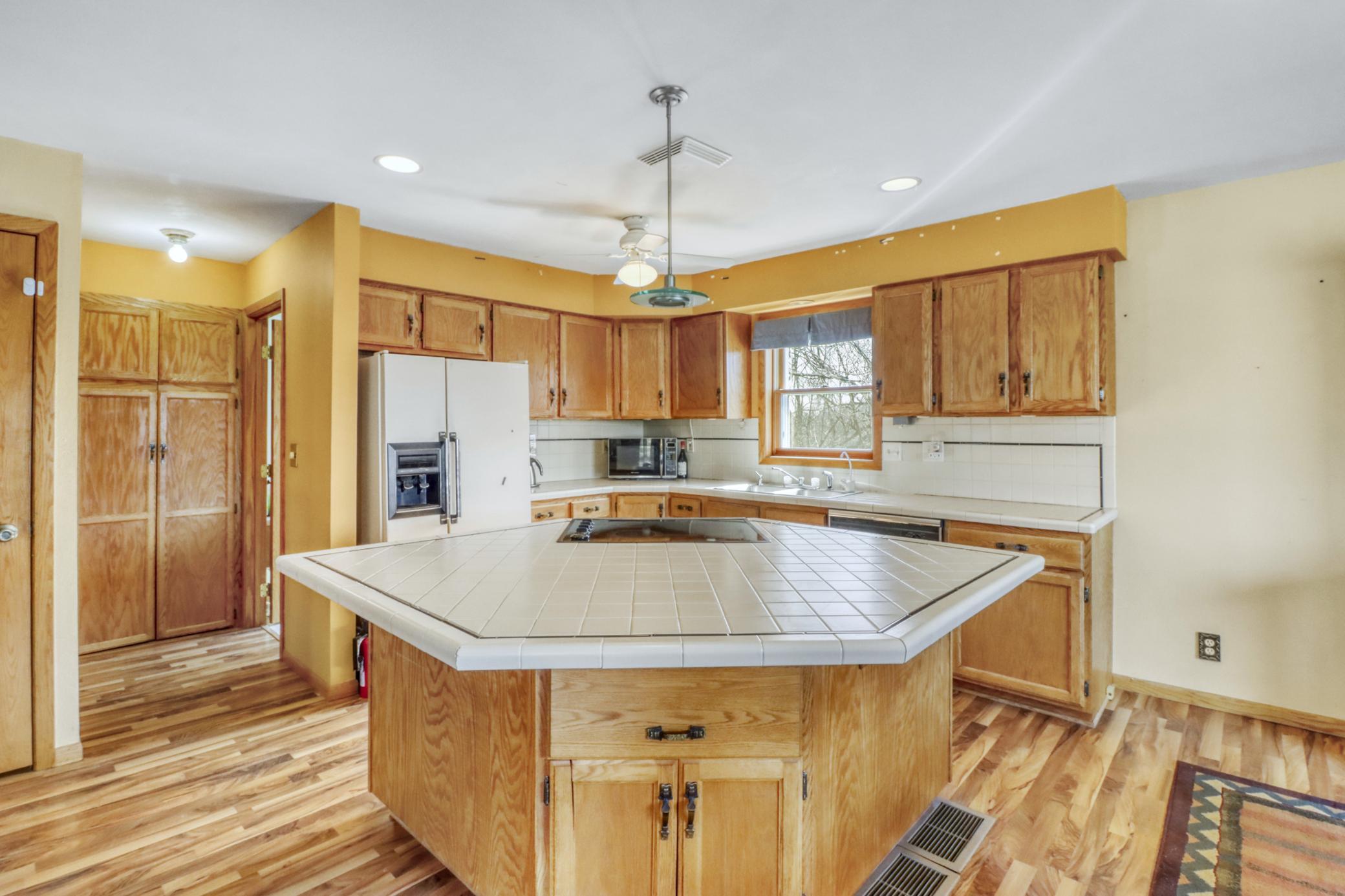Kitchen1_1.JPG