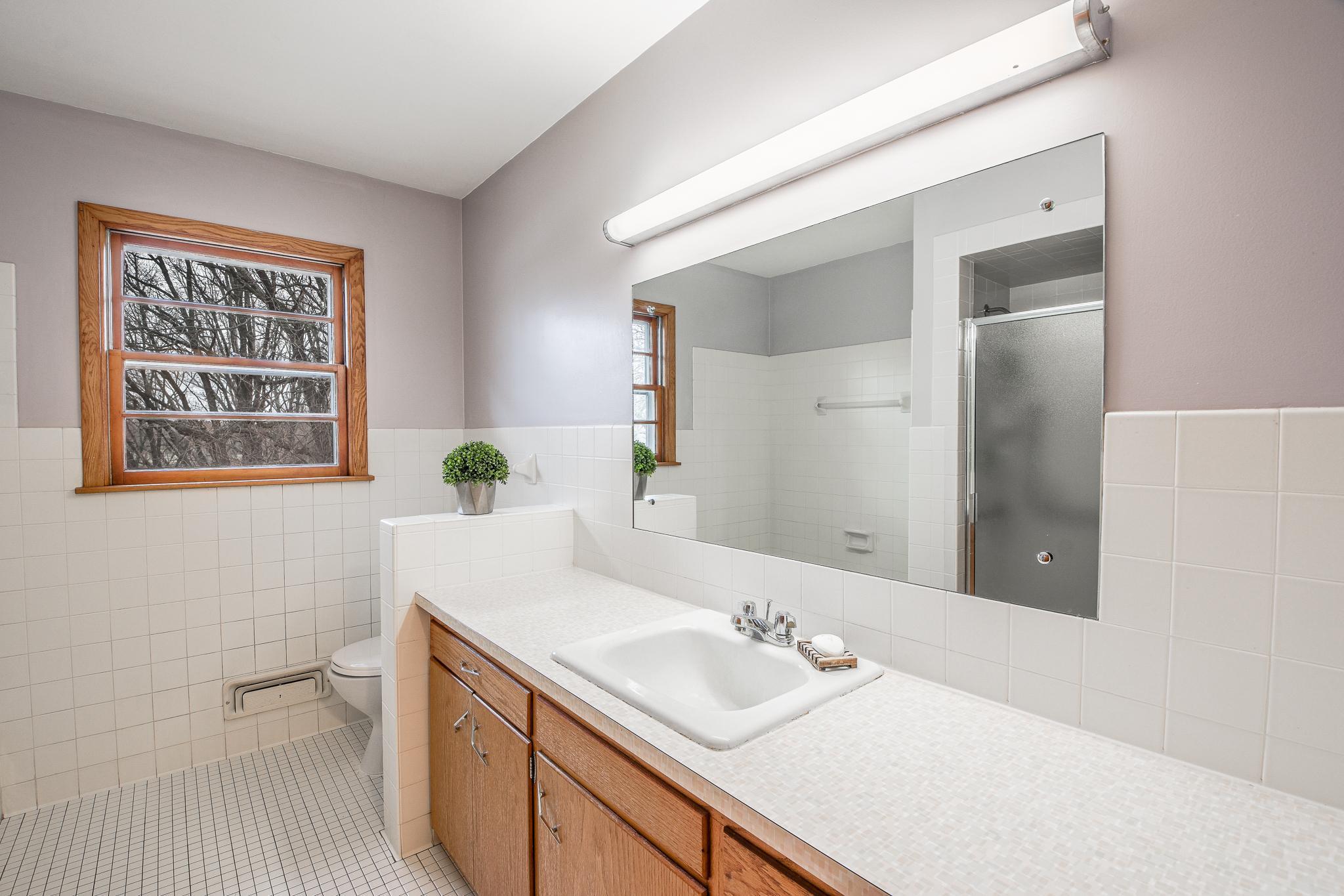 Full upper level bathroom.