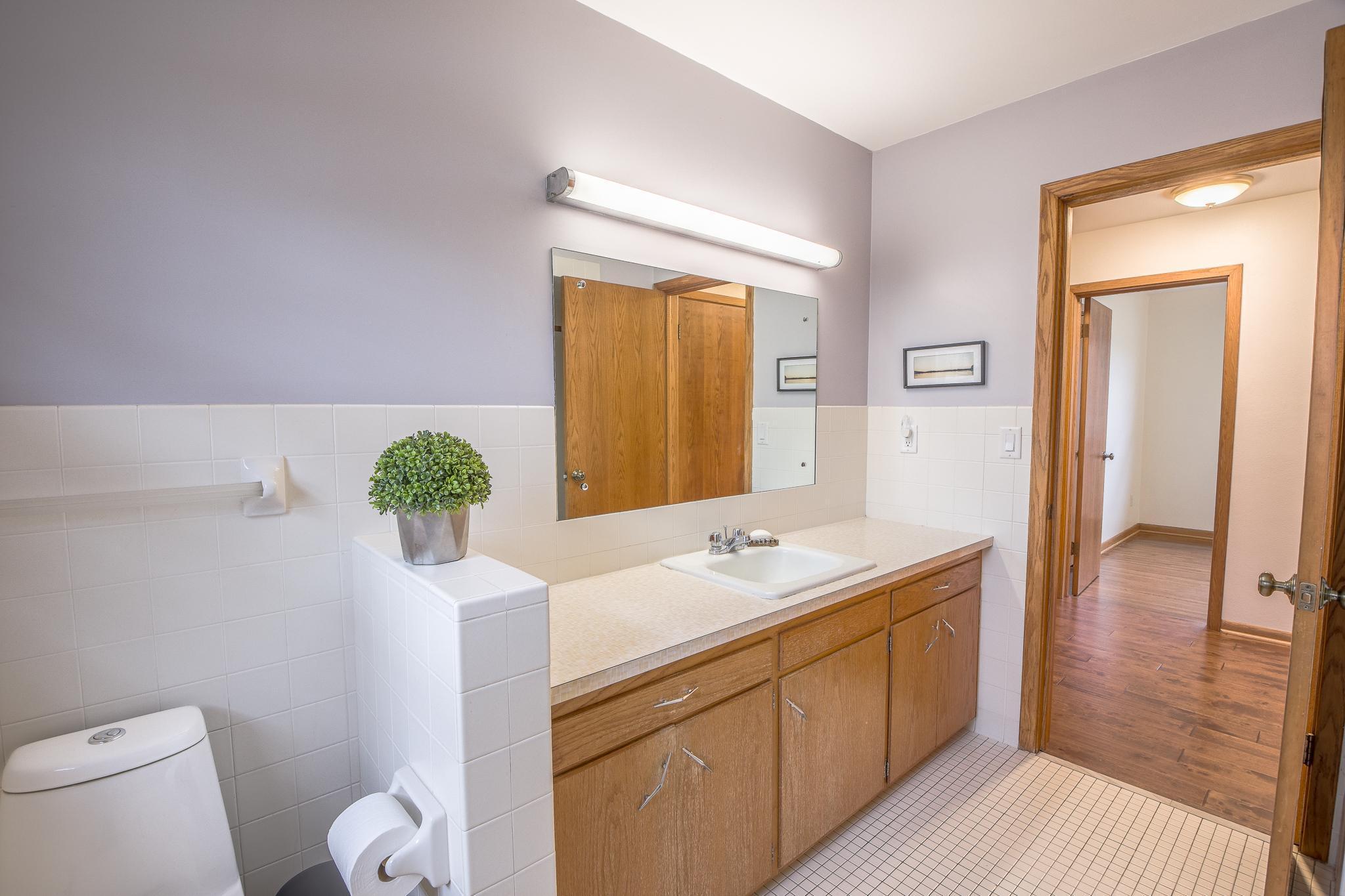 Appreciate the large vanity.