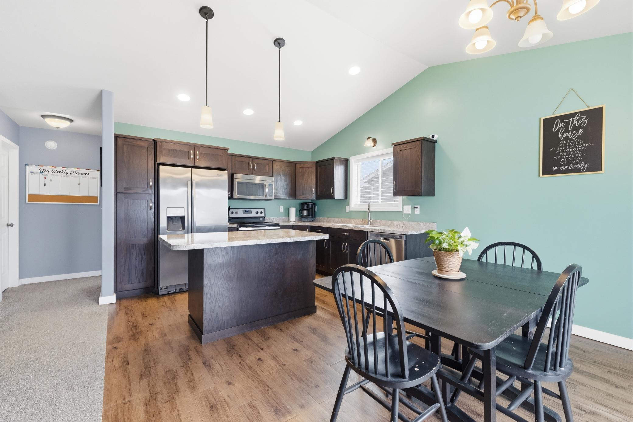 Big Kitchen w Island