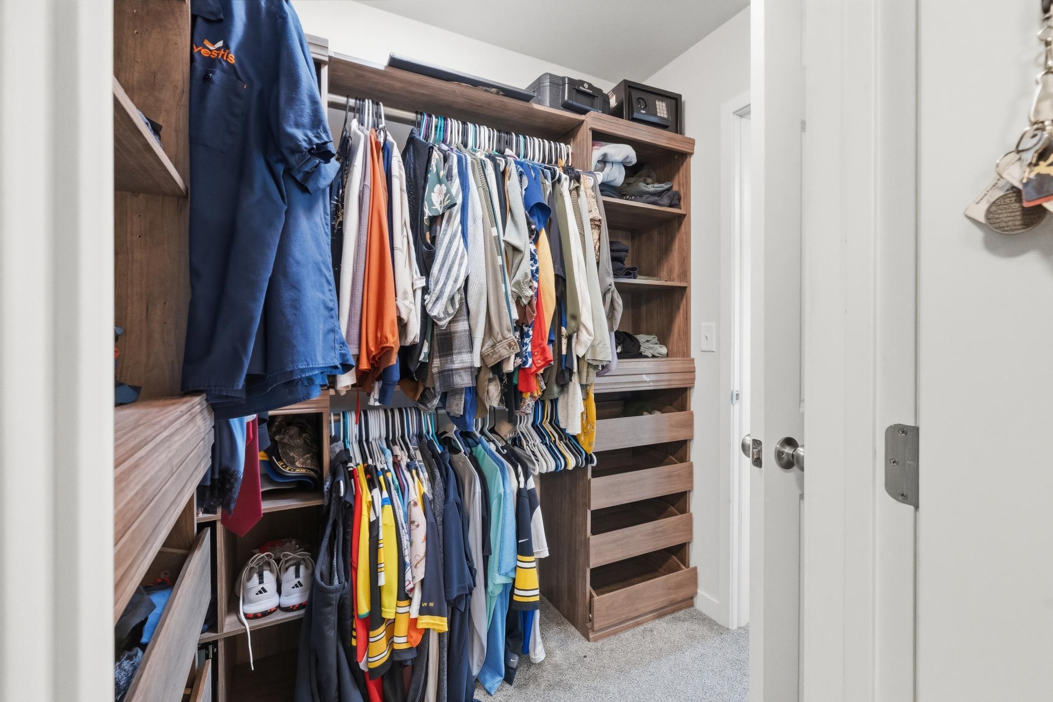 Main Bedroom Walkin Closet