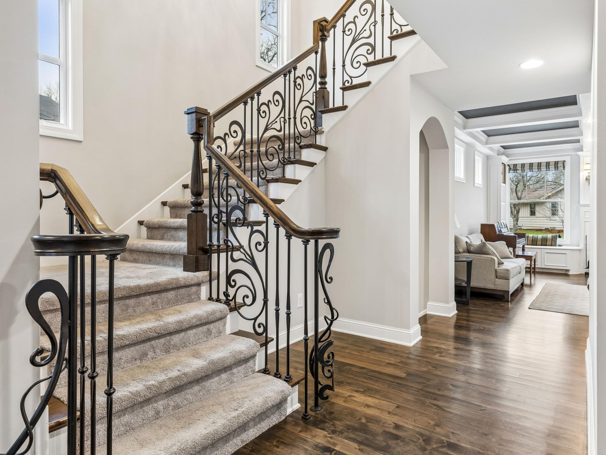 Expansive stairway leading to upstairs bedrooms