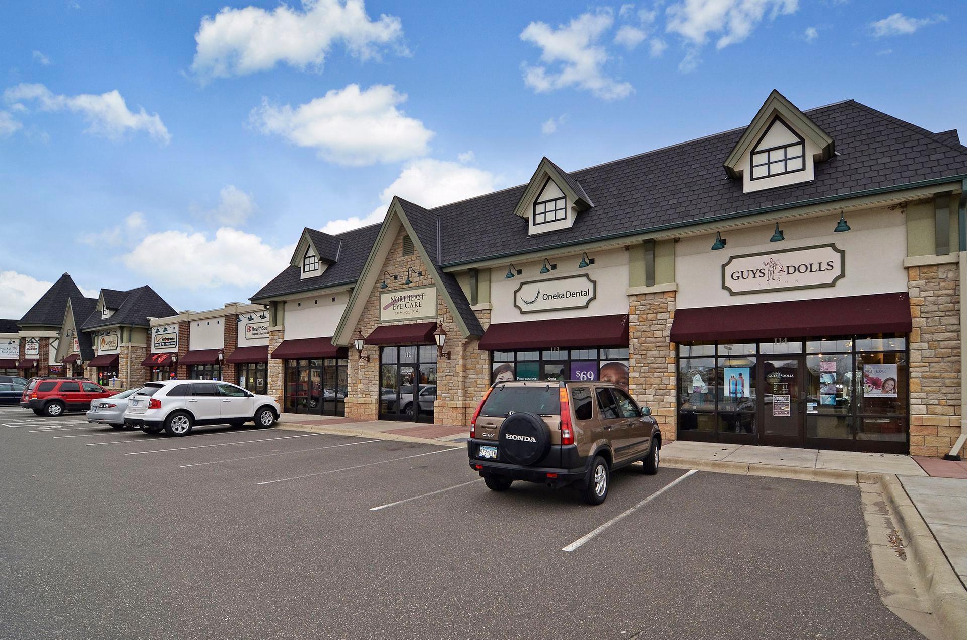 Close proximity to shopping, restaurants, coffee shops, grocery stores and more!