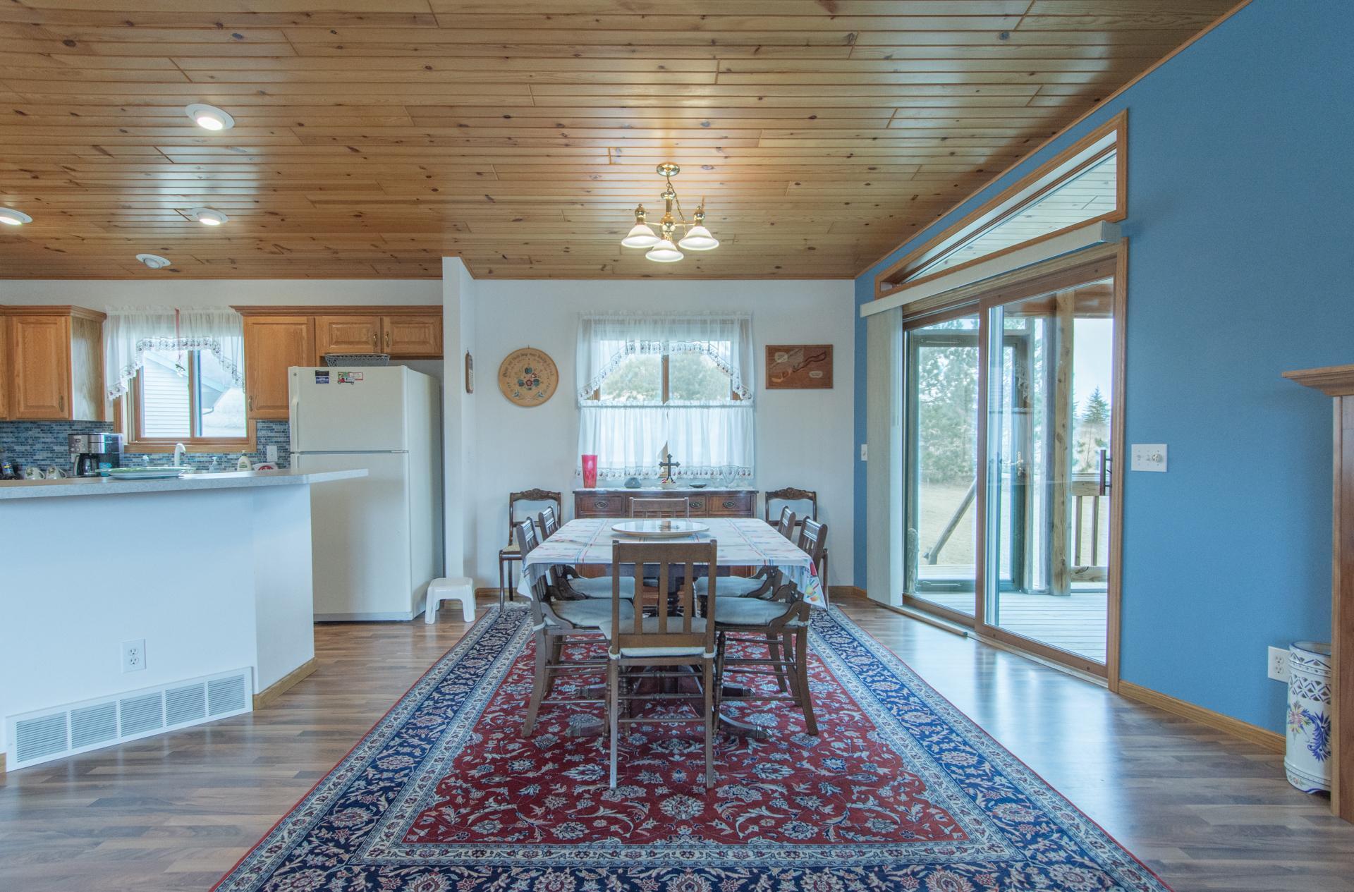 Dining space with beautiful views, perfect for gathering with family and friends.