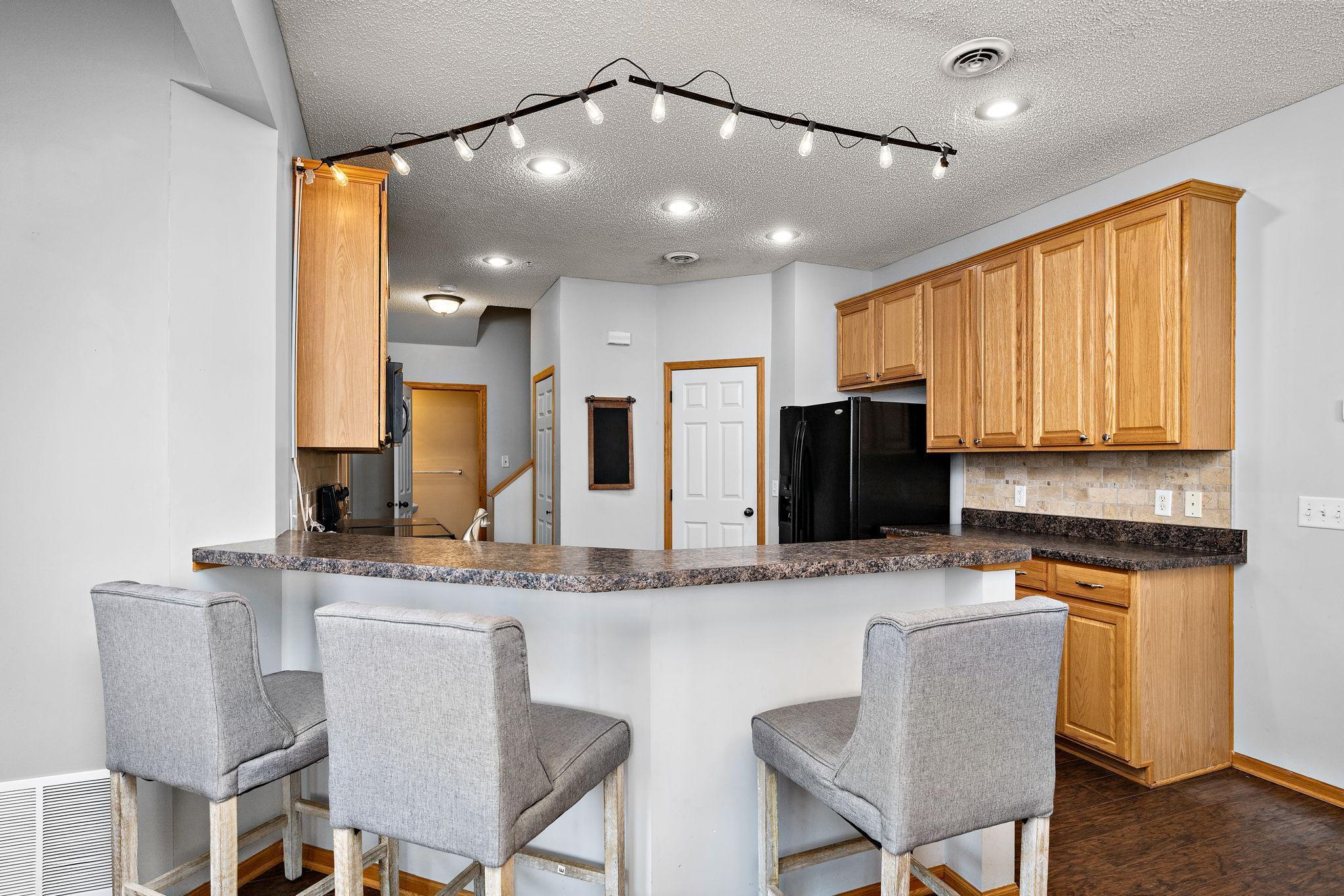 Sit up bar to the kitchen