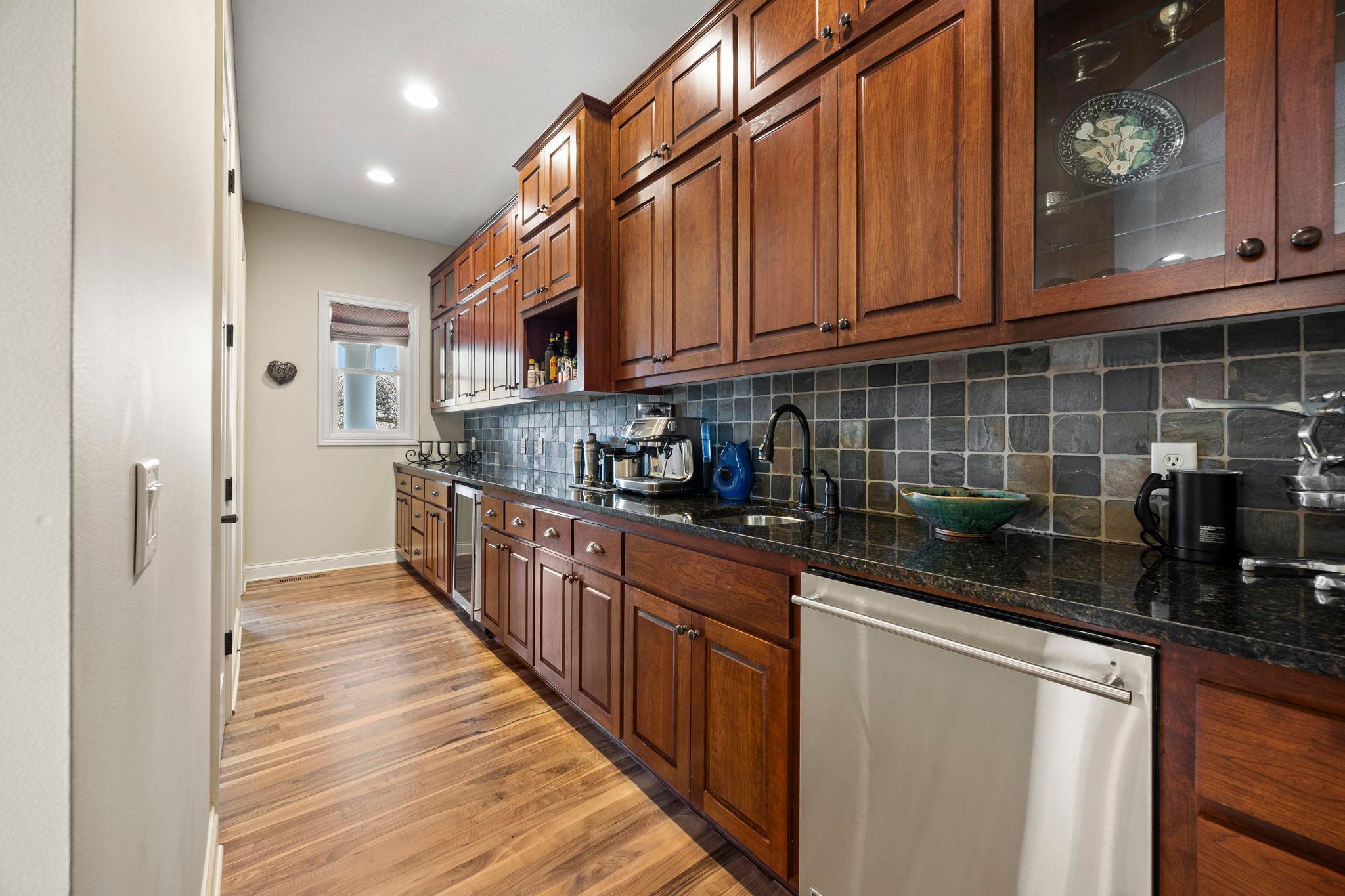 46-web-or-mls-2020 Edgewood Ct-335.jpg