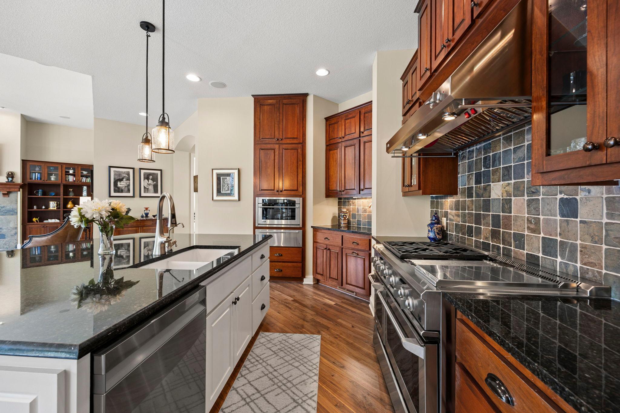 47-web-or-mls-2020 Edgewood Ct-340.jpg