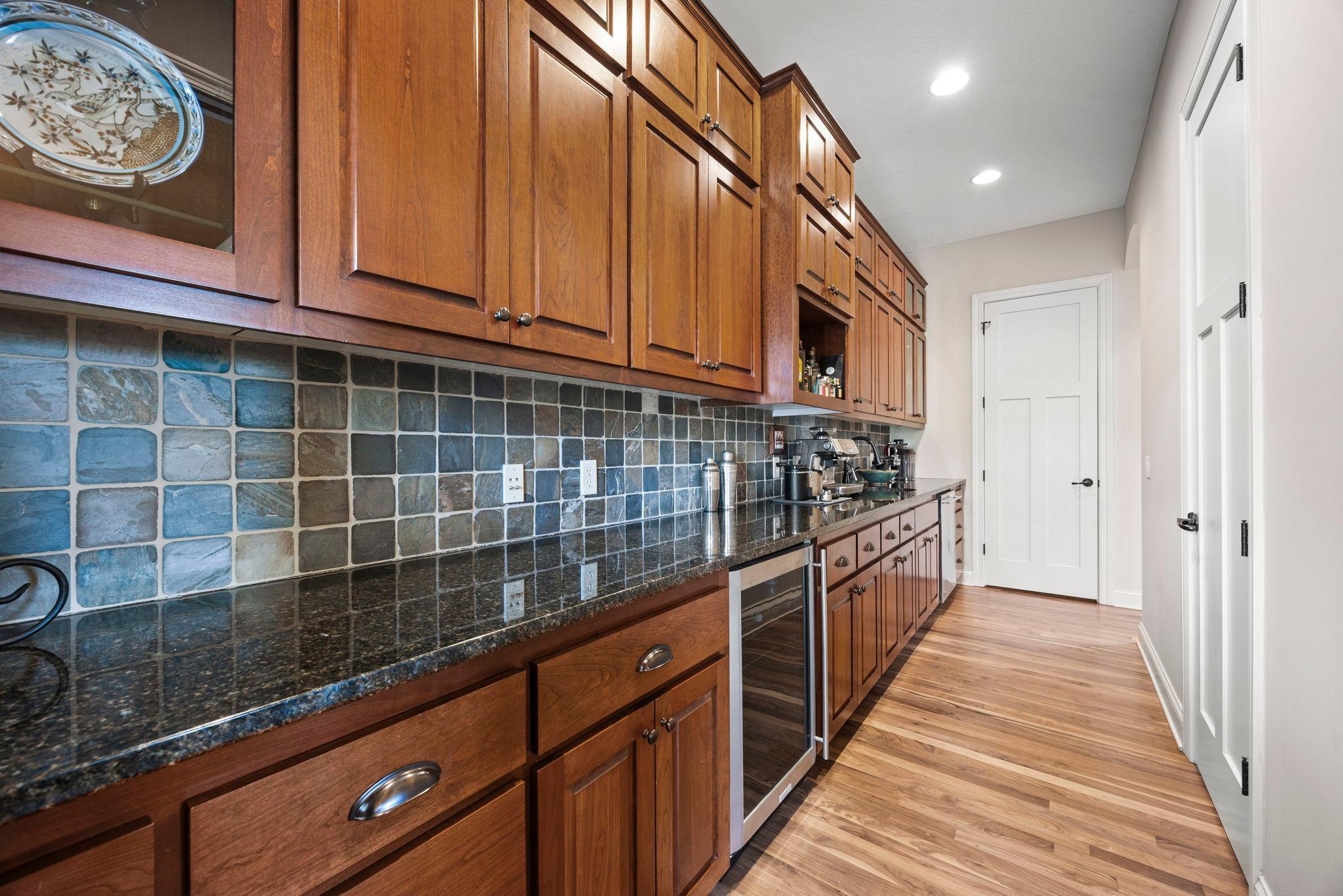 52-web-or-mls-2020 Edgewood Ct-250.jpg