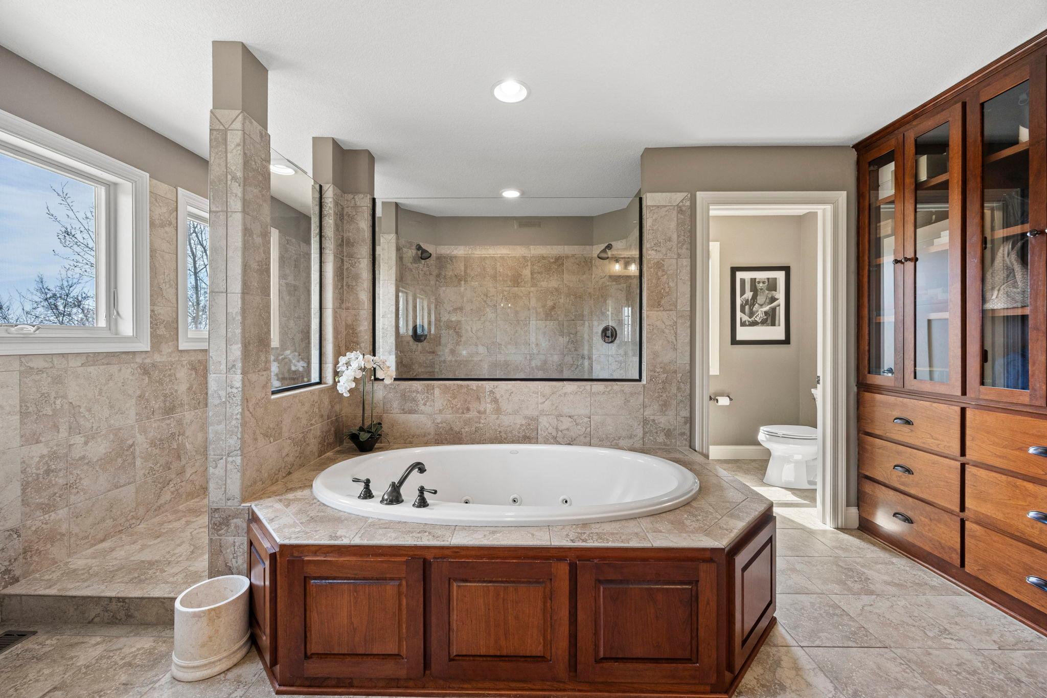 86-web-or-mls-2020 Edgewood Ct-605.jpg