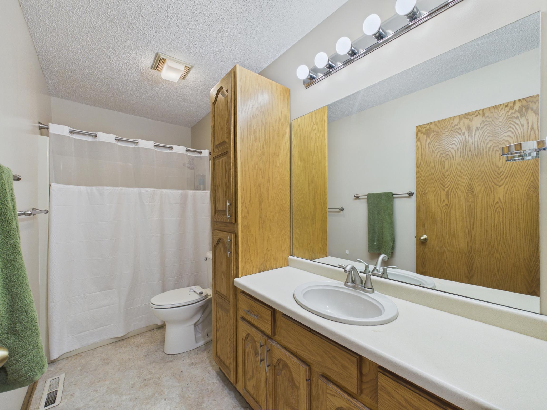 Full bathroom off the main owners suite bedroom.