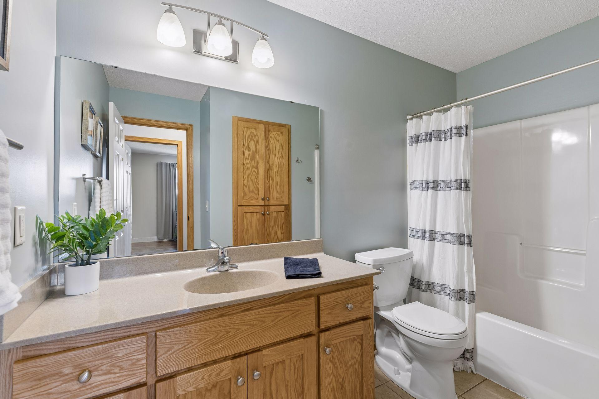 Full hall bath on upper level