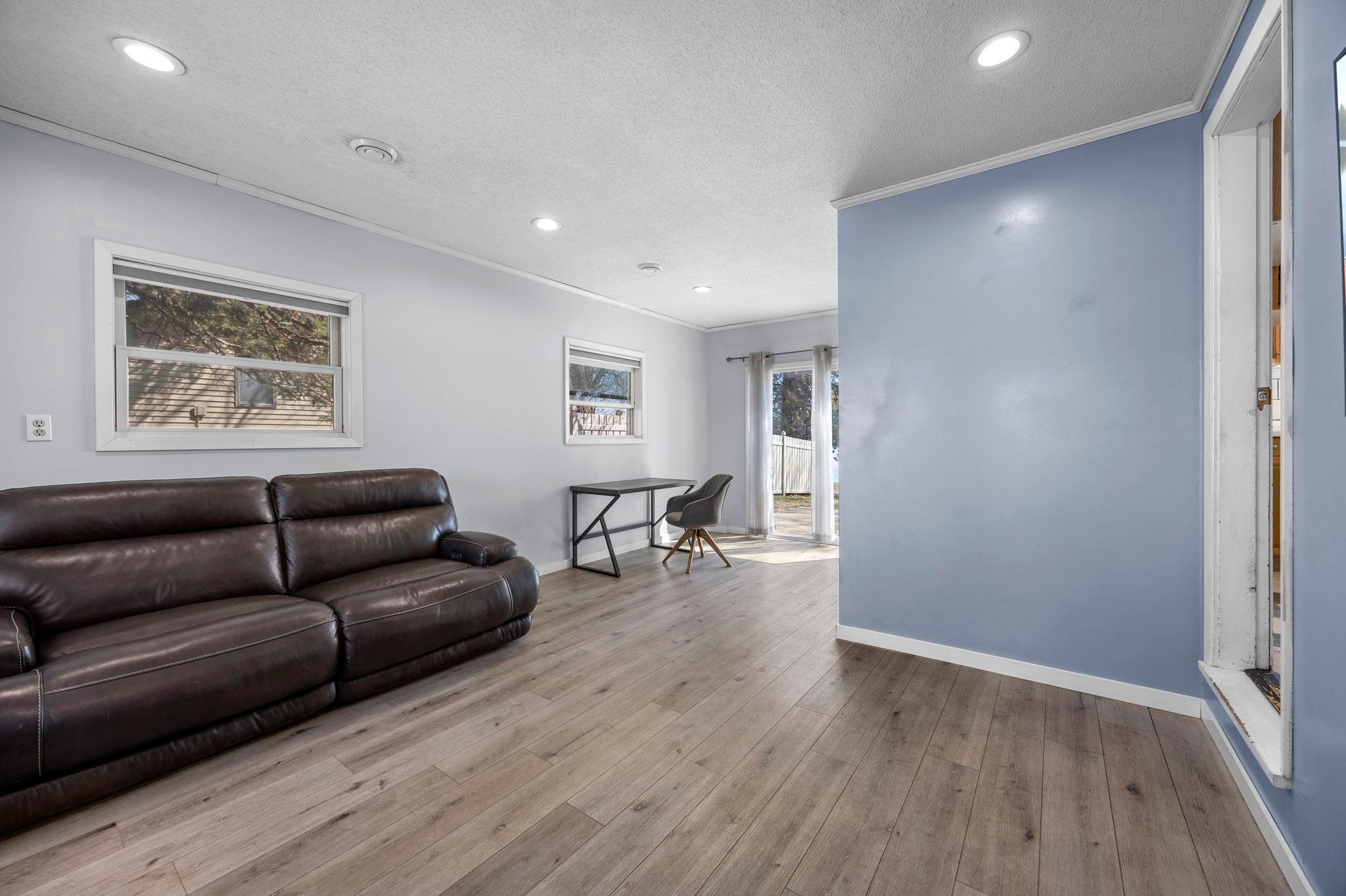 22-web-or-mls-49097 Sportsmans Ln-215.jpg