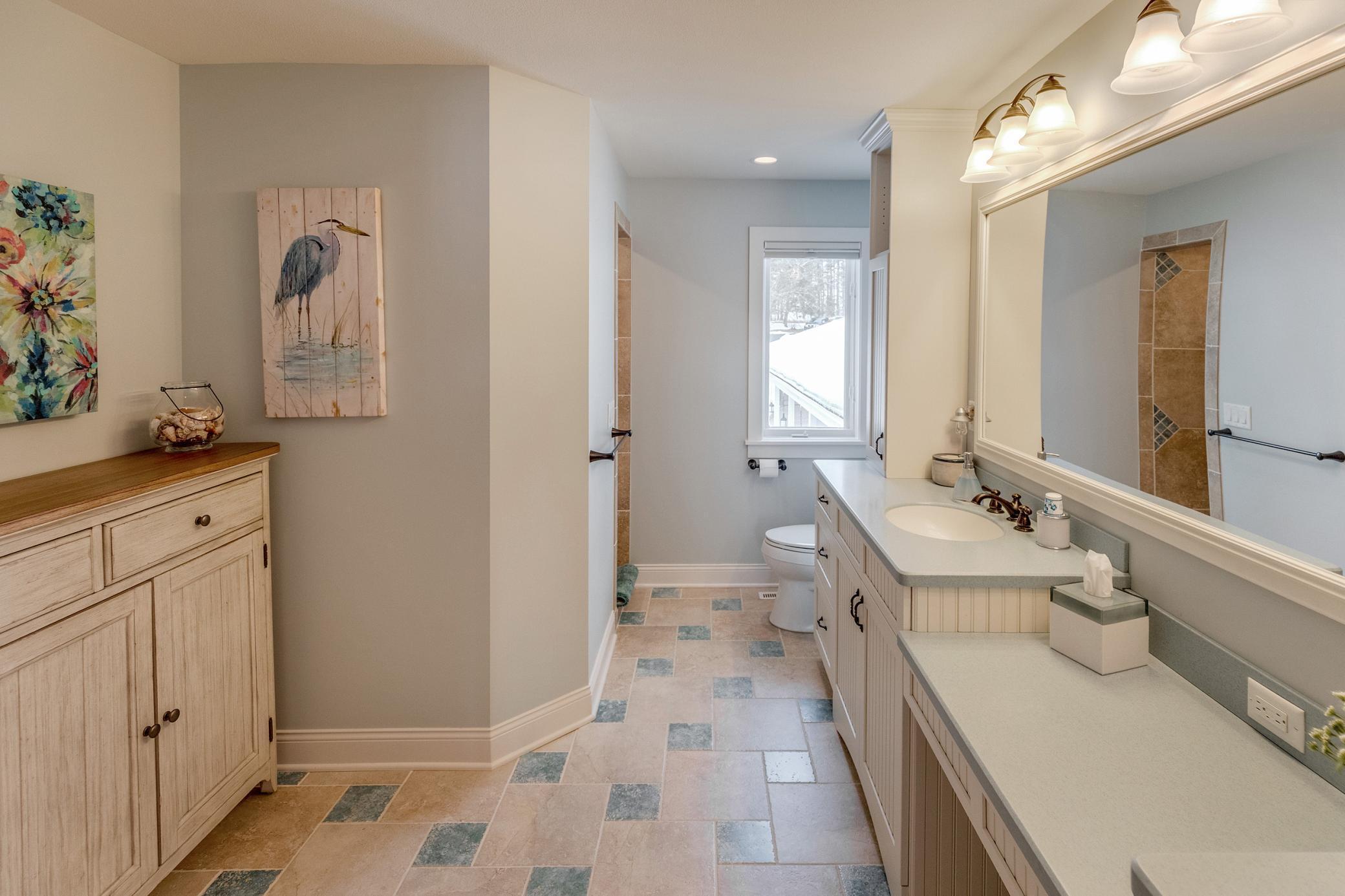 Upper Level Bathroom #2.jpg