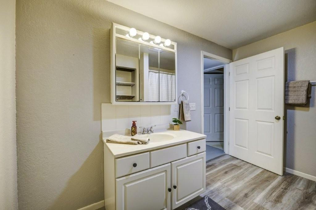 full bath new flooring.jpg