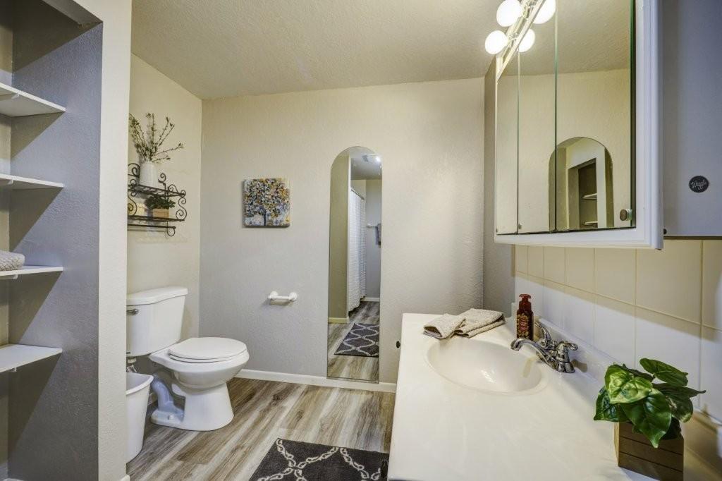 lower level full bath.jpg