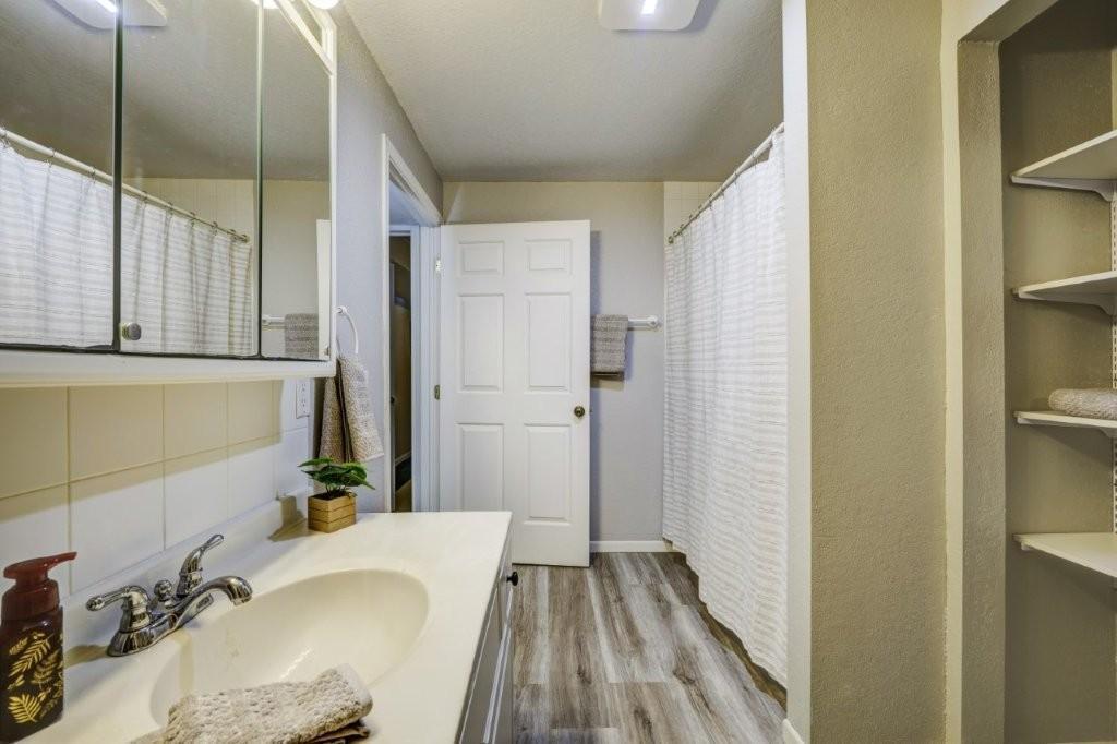 full bath lower level-new flooring.jpg