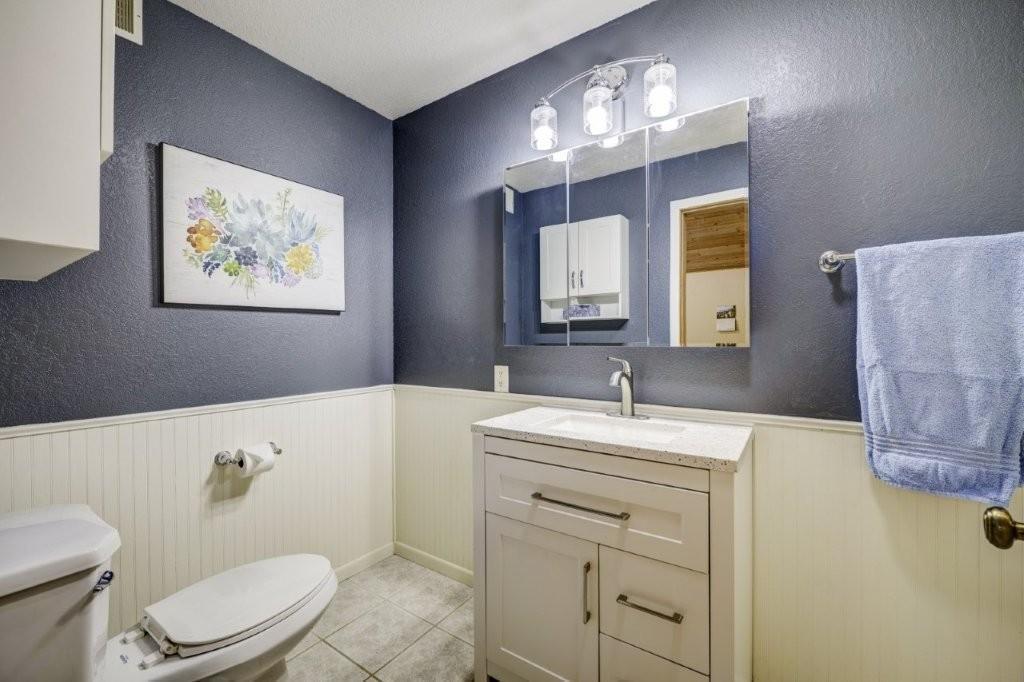 main floor full guest bath.jpg