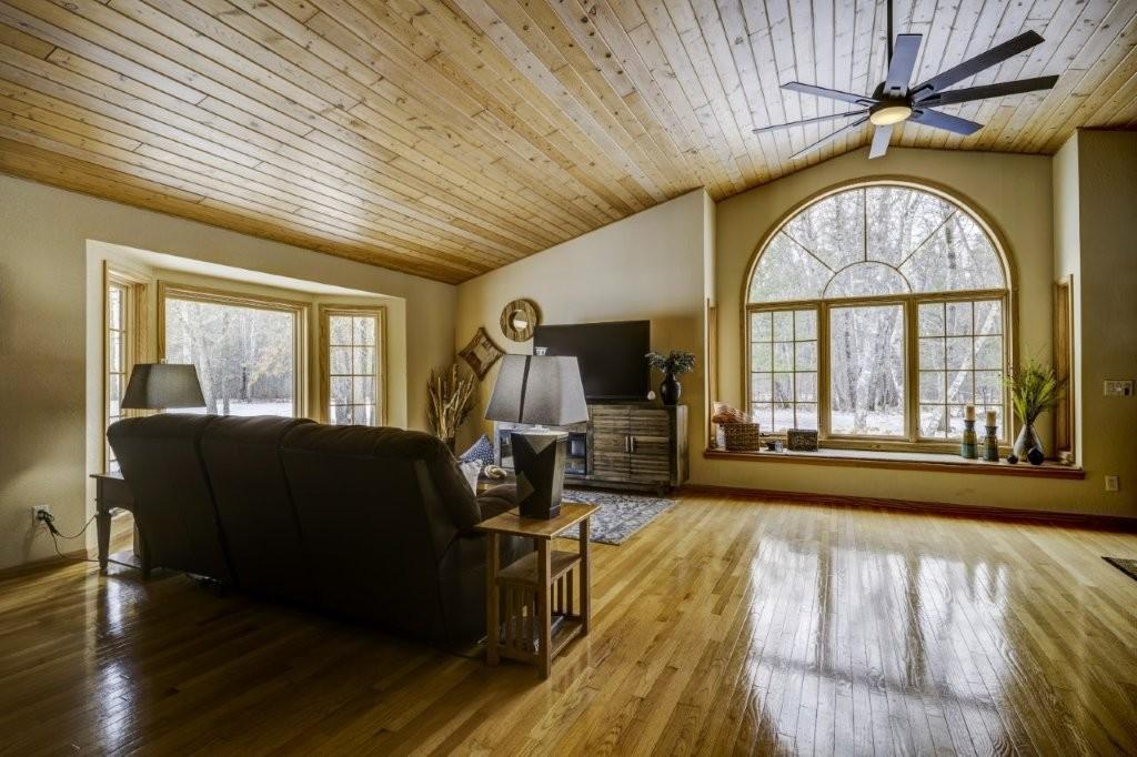 hardwood floors in great condition.jpg