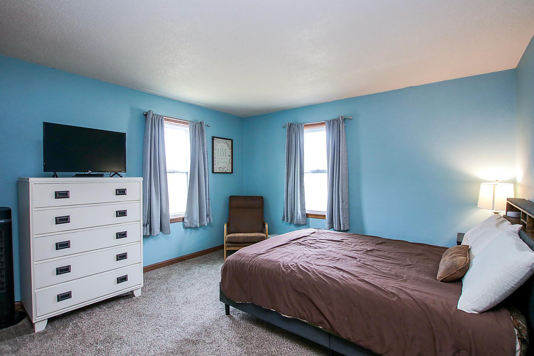 Main floor primary bedroom