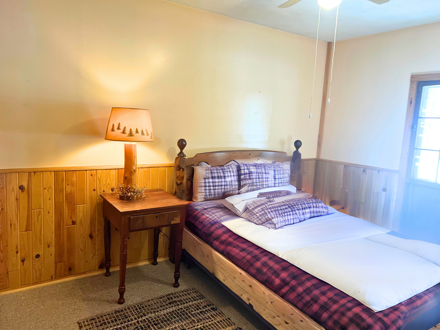 2nd spacious bedroom w/dresser & vanity