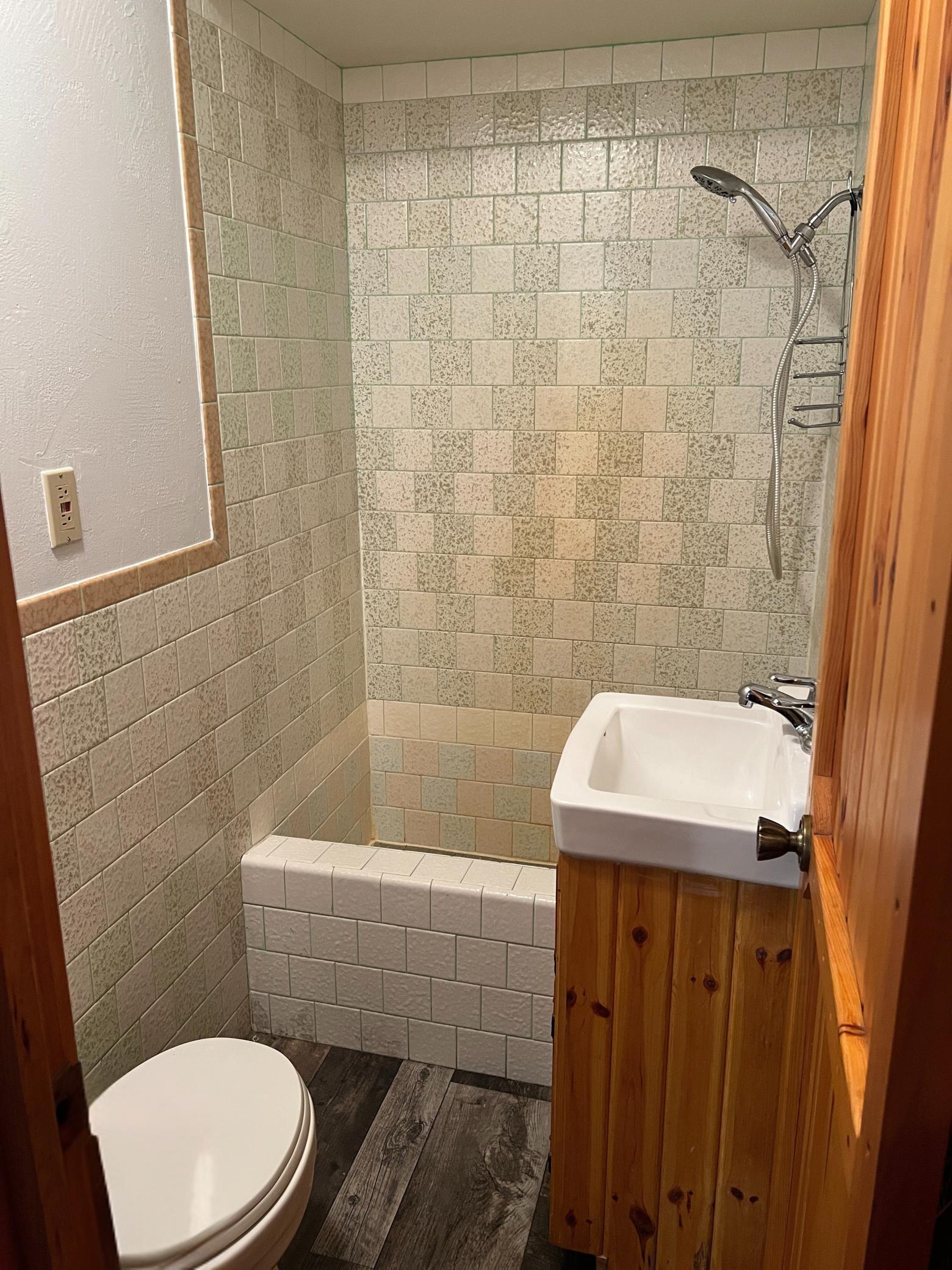Dual shower & tub is perfect for the littles!