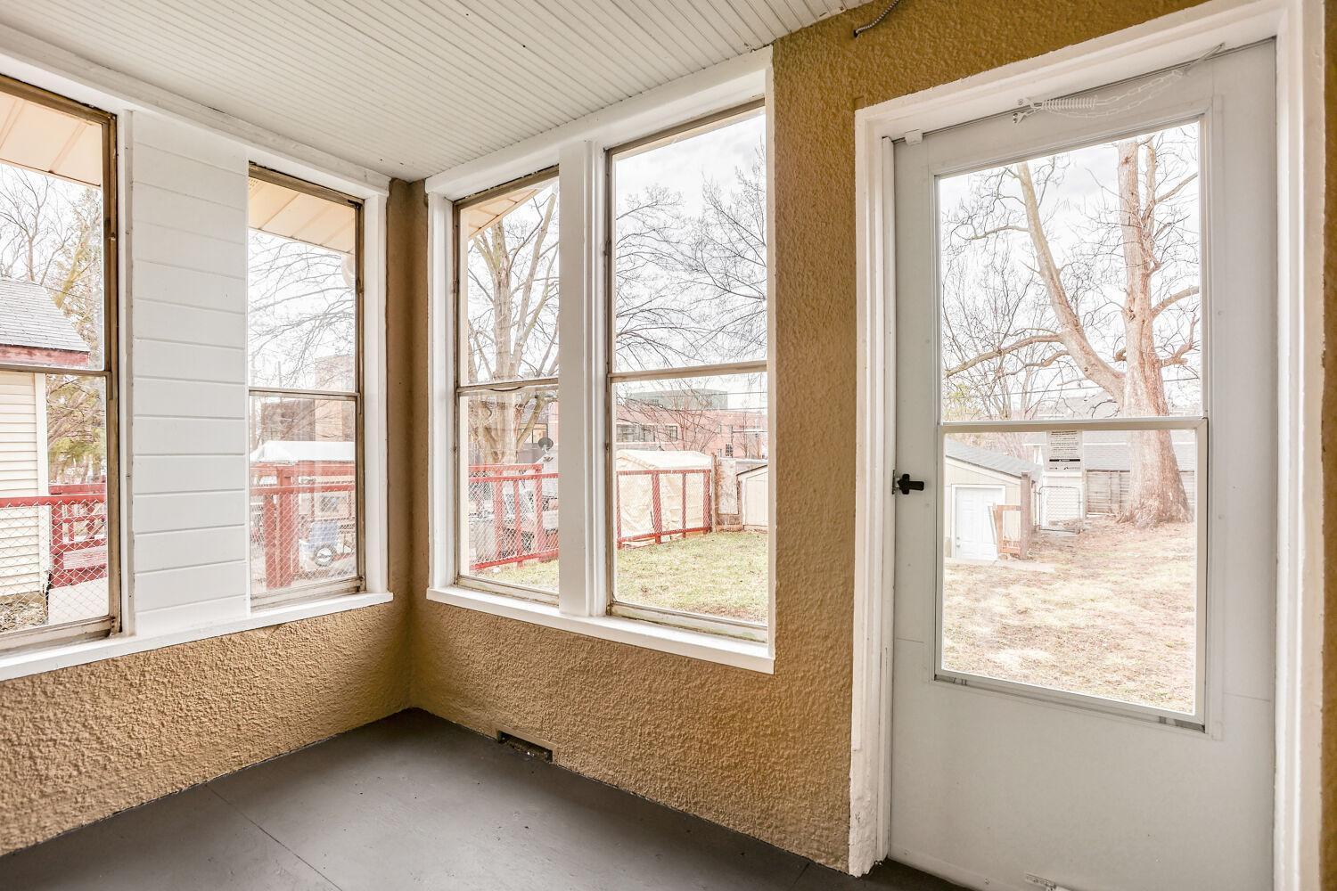 3407 Oliver Avenue N - Web Quality - 006 - 01 Foyer.jpg