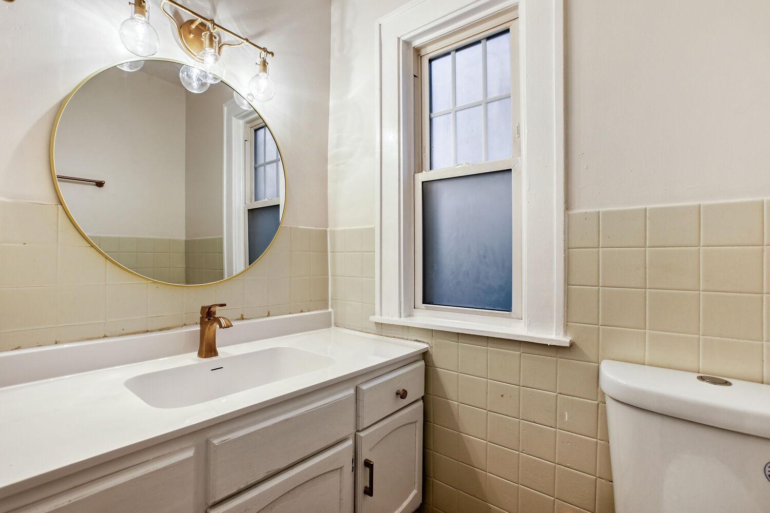 3407 Oliver Avenue N - Web Quality - 013 - 14 Powder Room.jpg