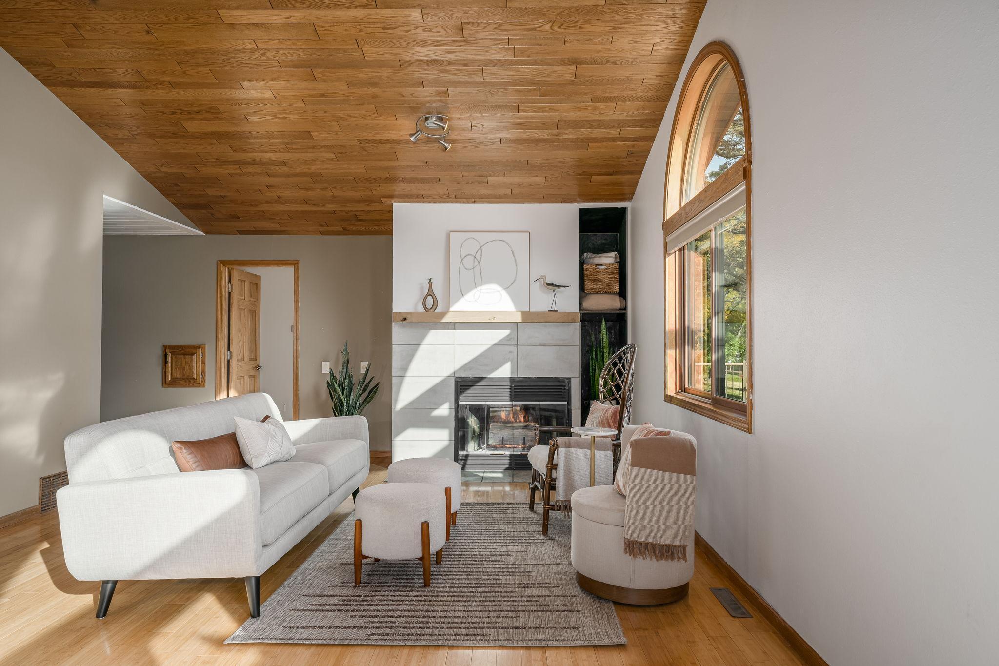 The space is incredibly light and bright, thanks to an abundance of lakeside windows that fill the room with natural sunlight and offer breathtaking views.