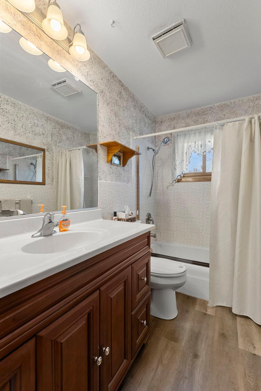 Main level full bath