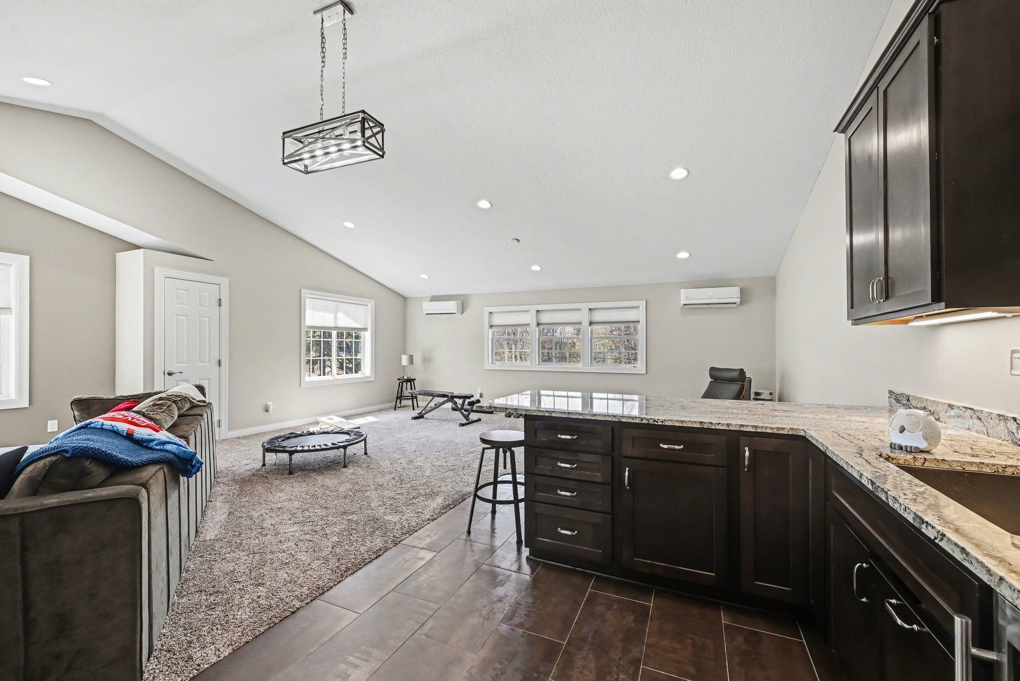 Wet-bar for snacks and beverages