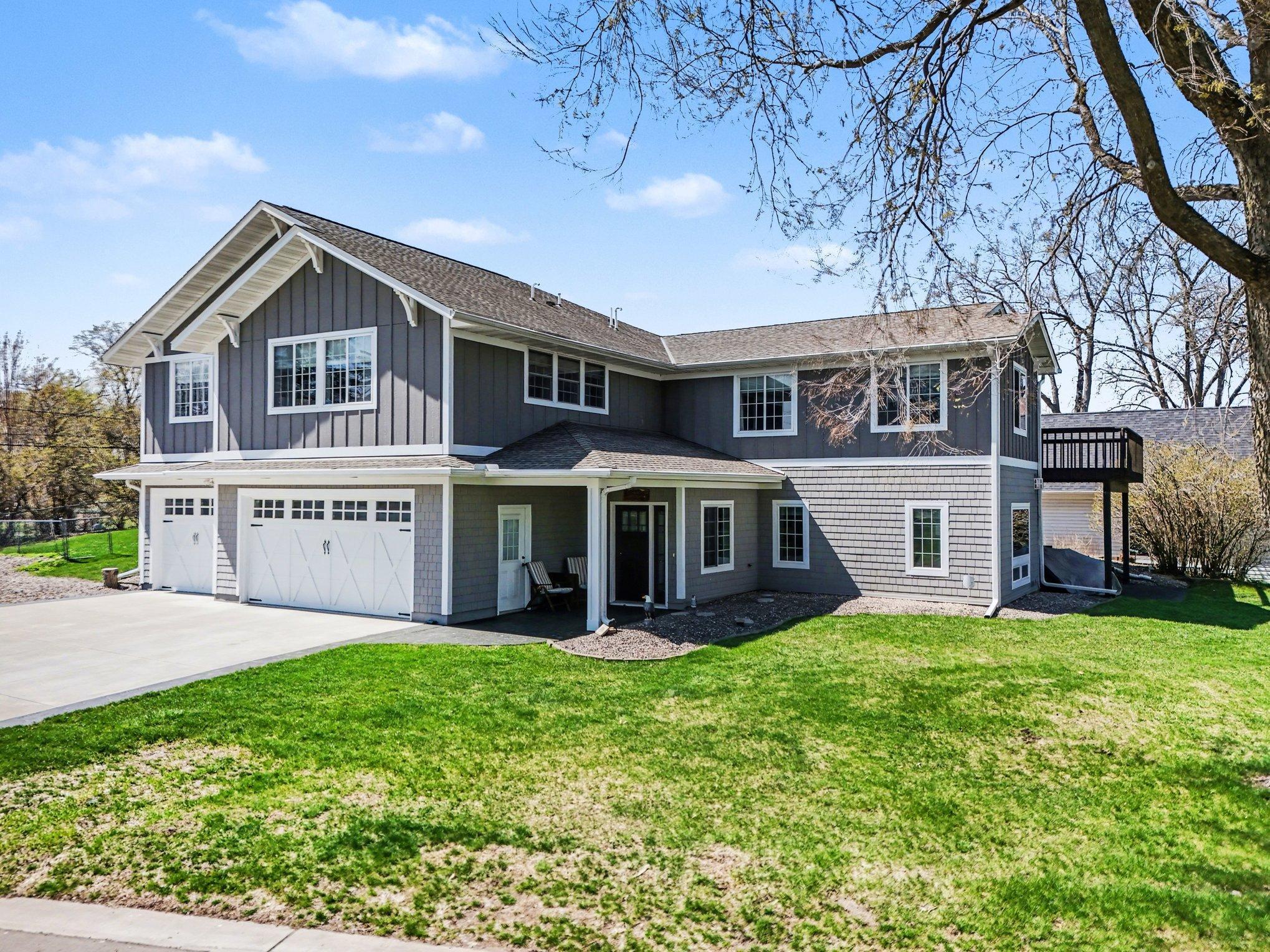 Expansive property on the lakeshore