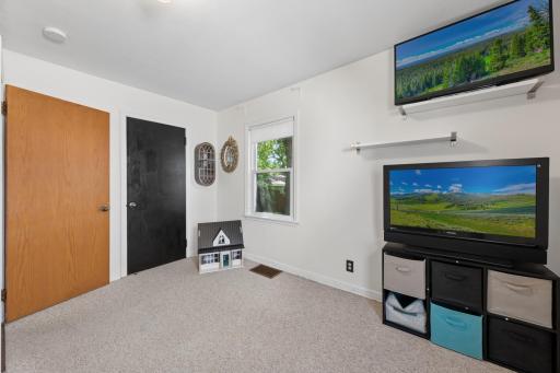 Additional view capturing the bedroomâs versatility.