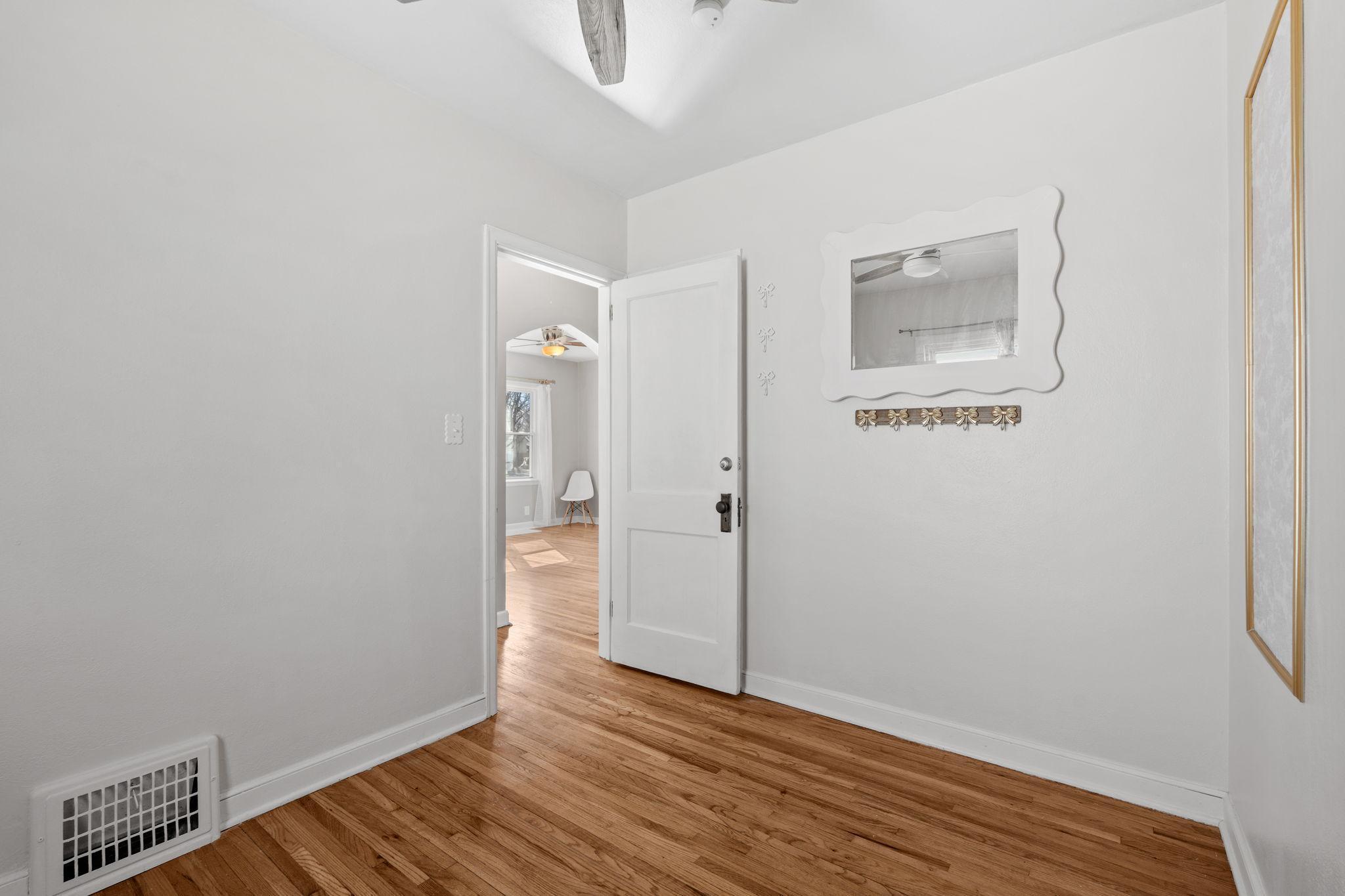 22-web-or-mls-1120 5th Ave S-22.jpg