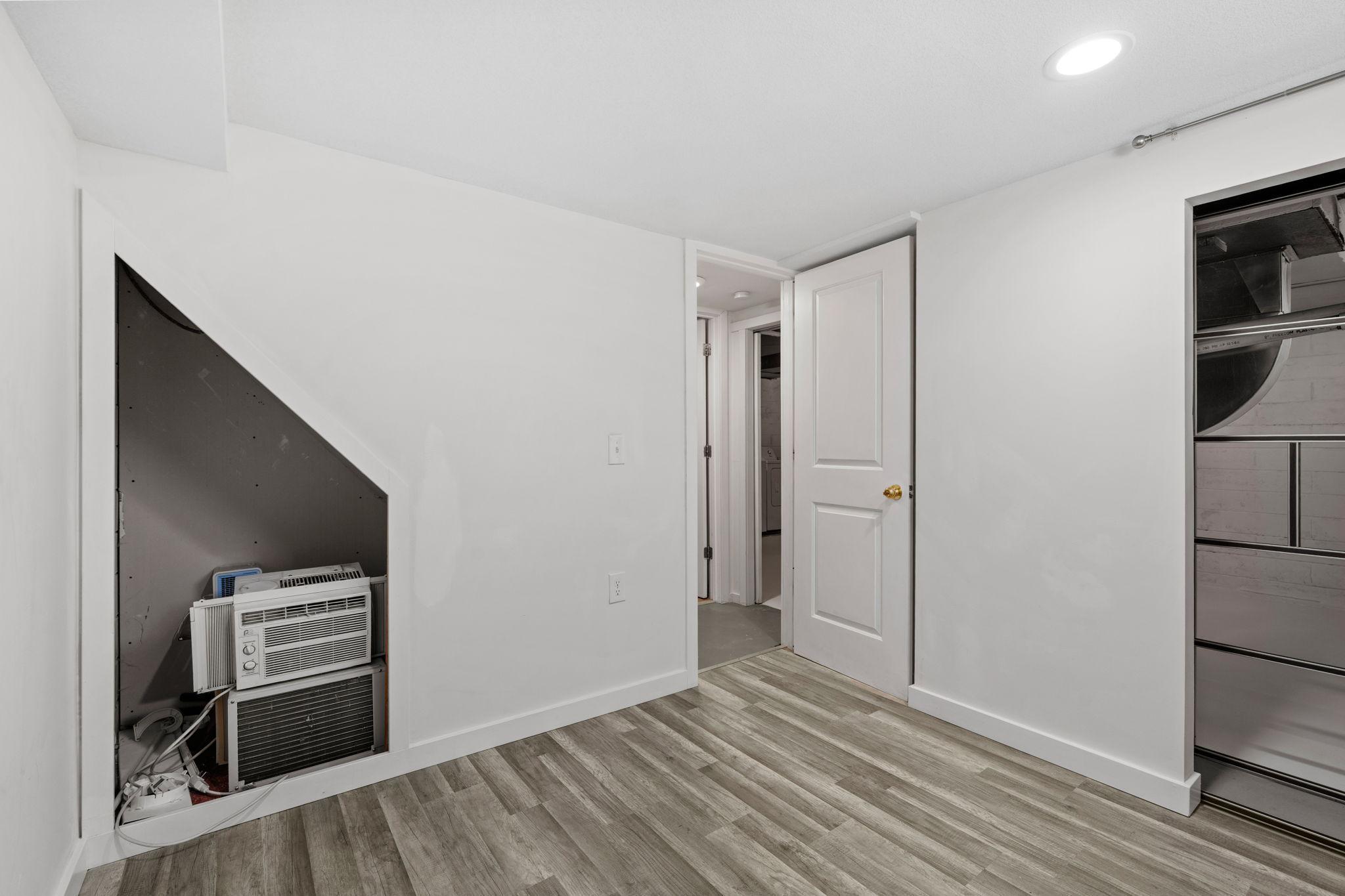 30-web-or-mls-1120 5th Ave S-30.jpg