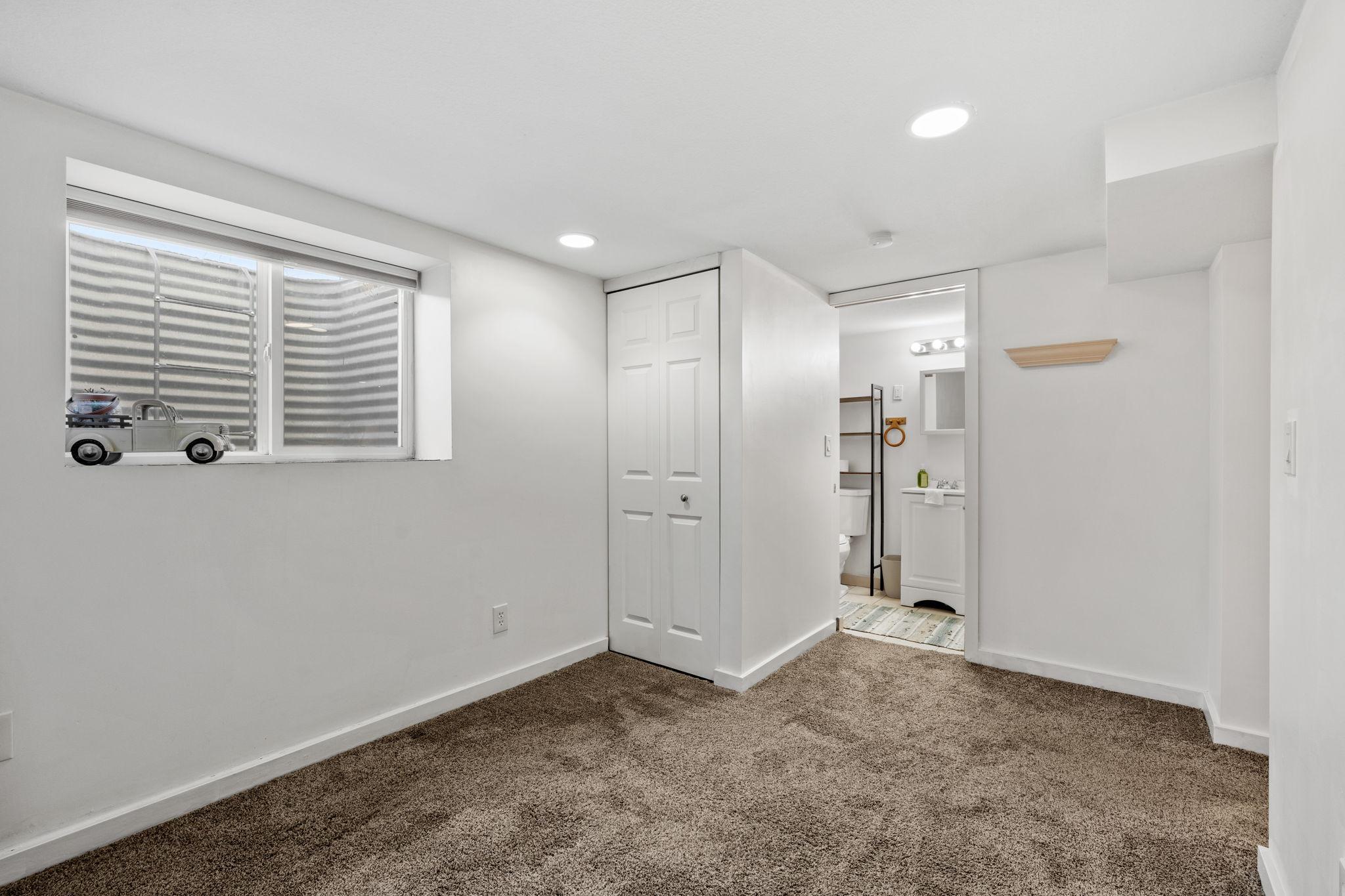 26-web-or-mls-1120 5th Ave S-26.jpg