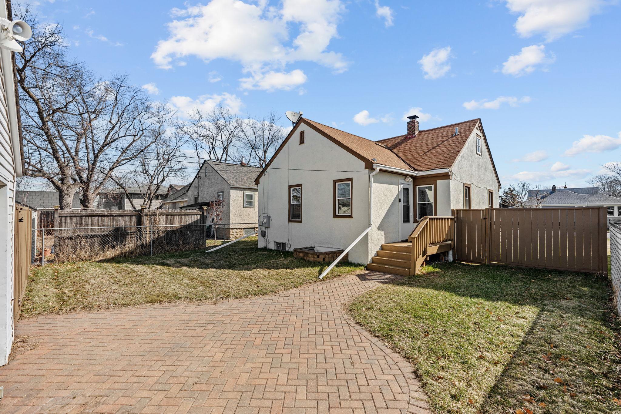 4-web-or-mls-1120 5th Ave S-4.jpg