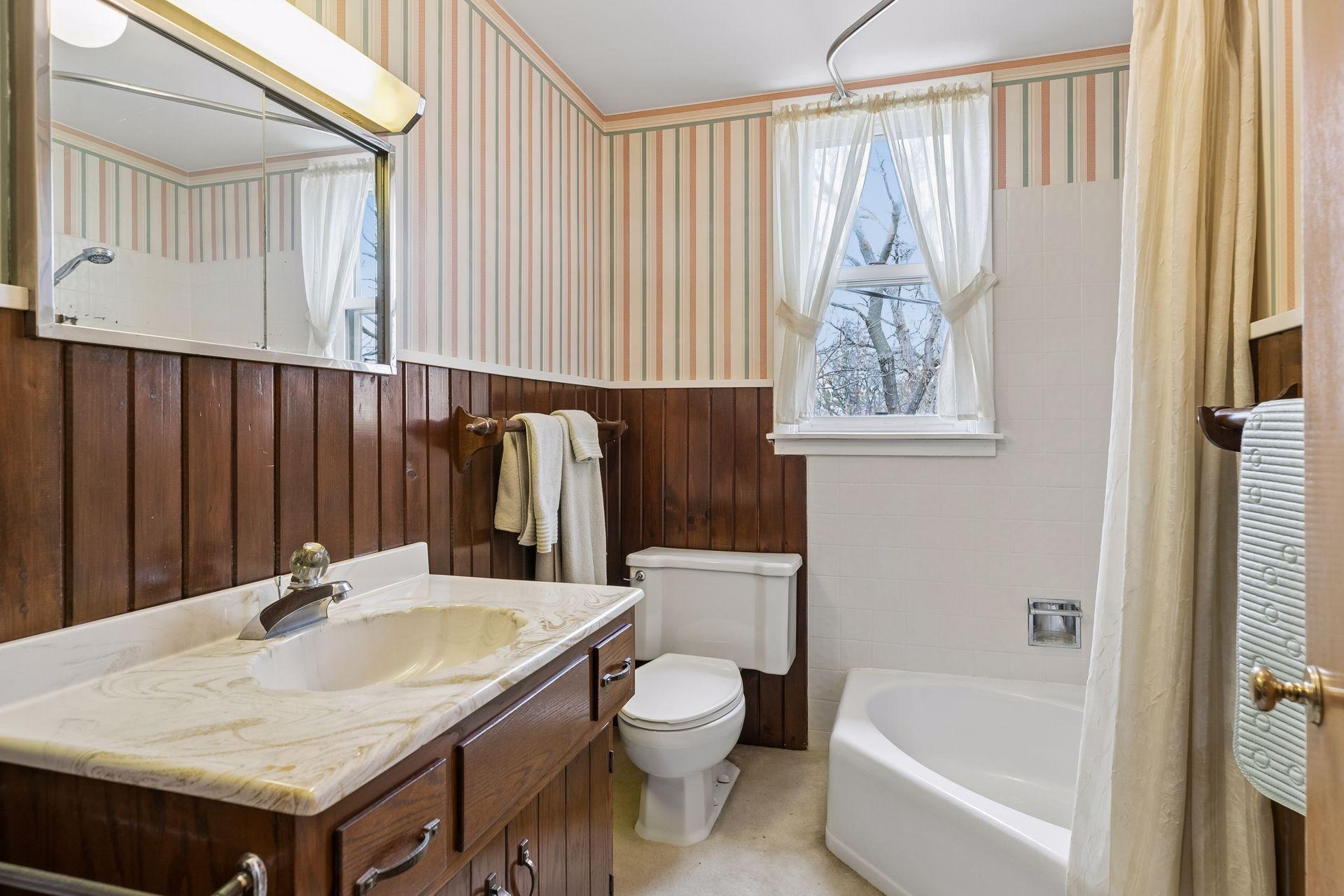 Upper-level bath with tub/shower