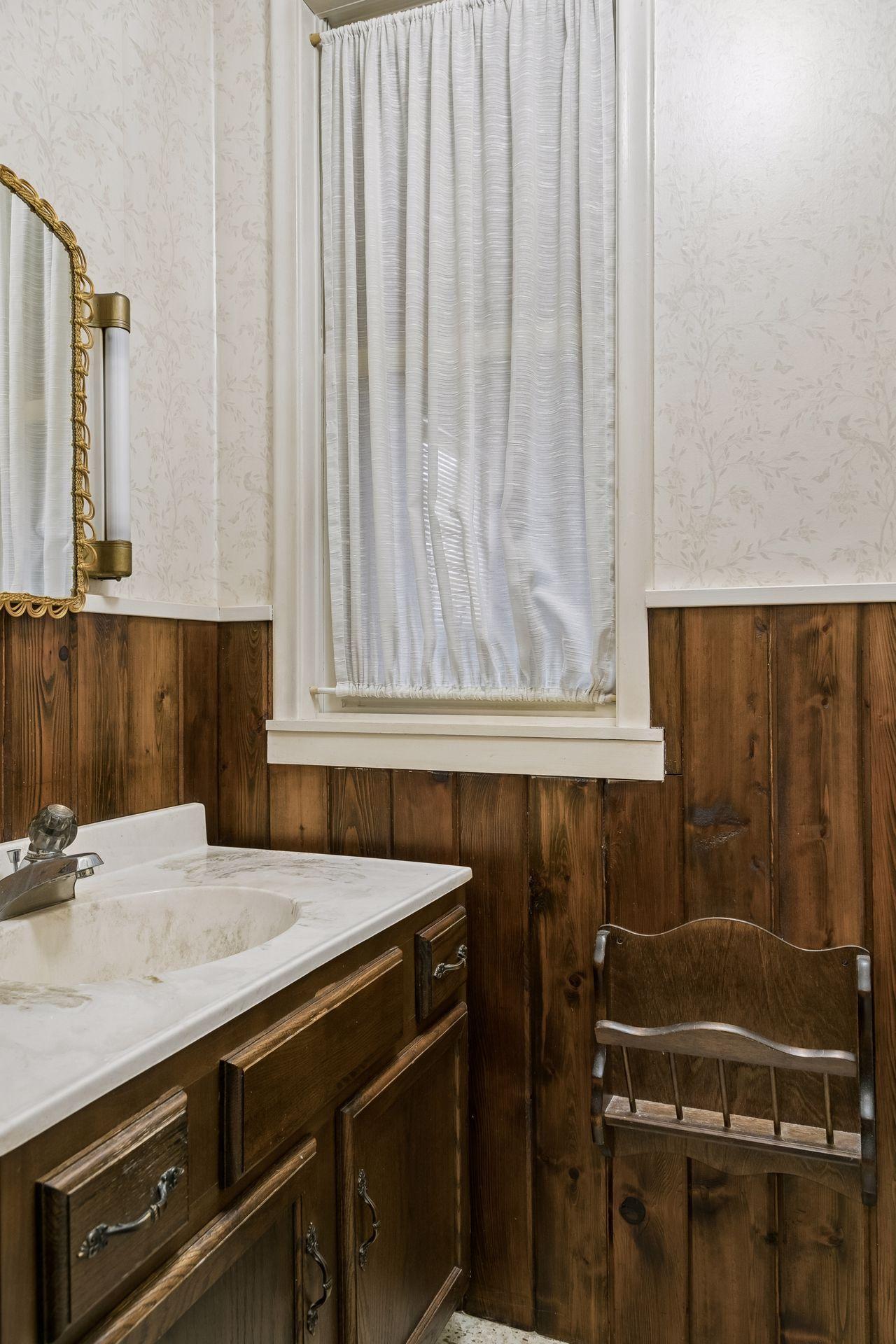 1/2 bath off the butler's pantry