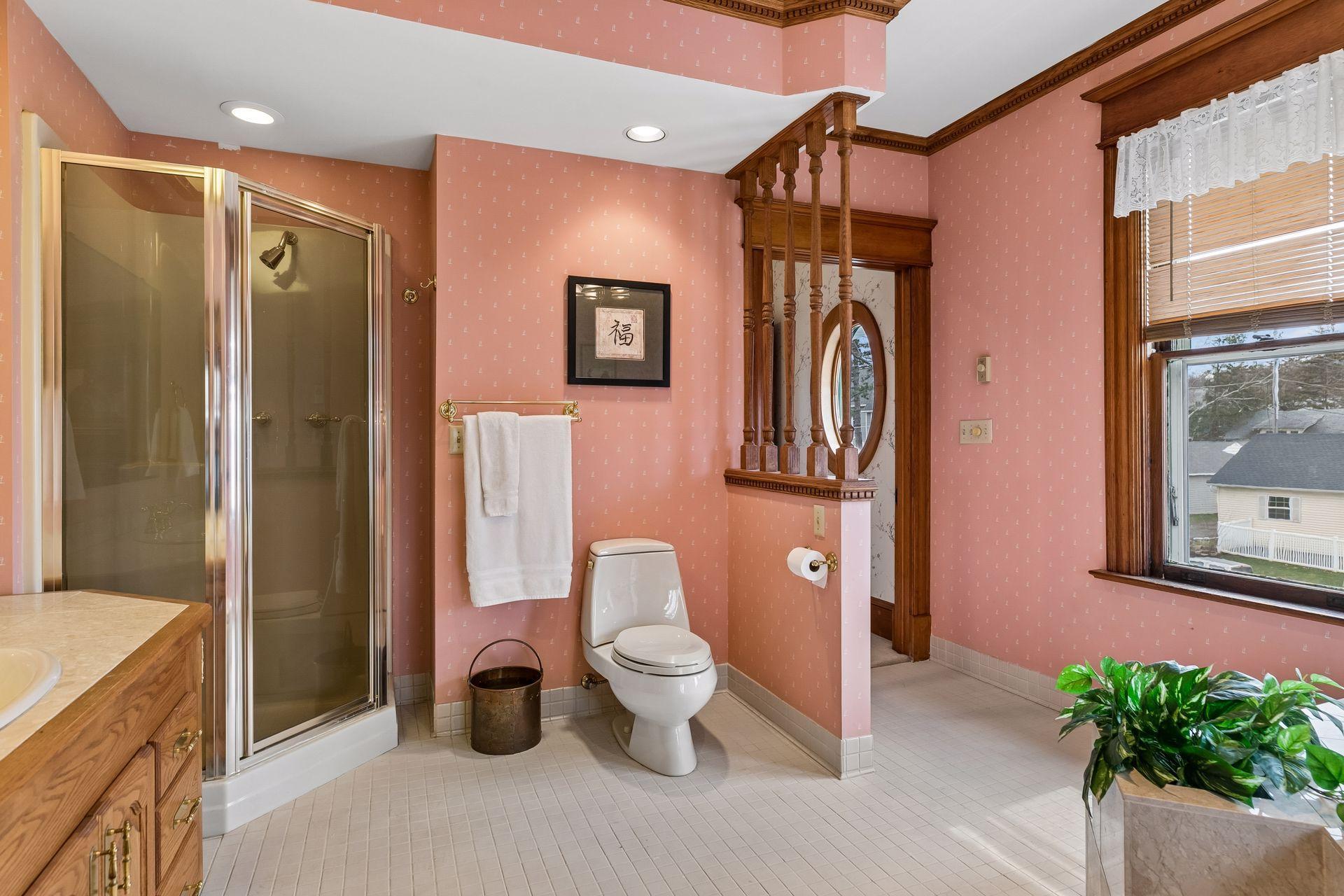 spacious ensuite with separate shower/tub