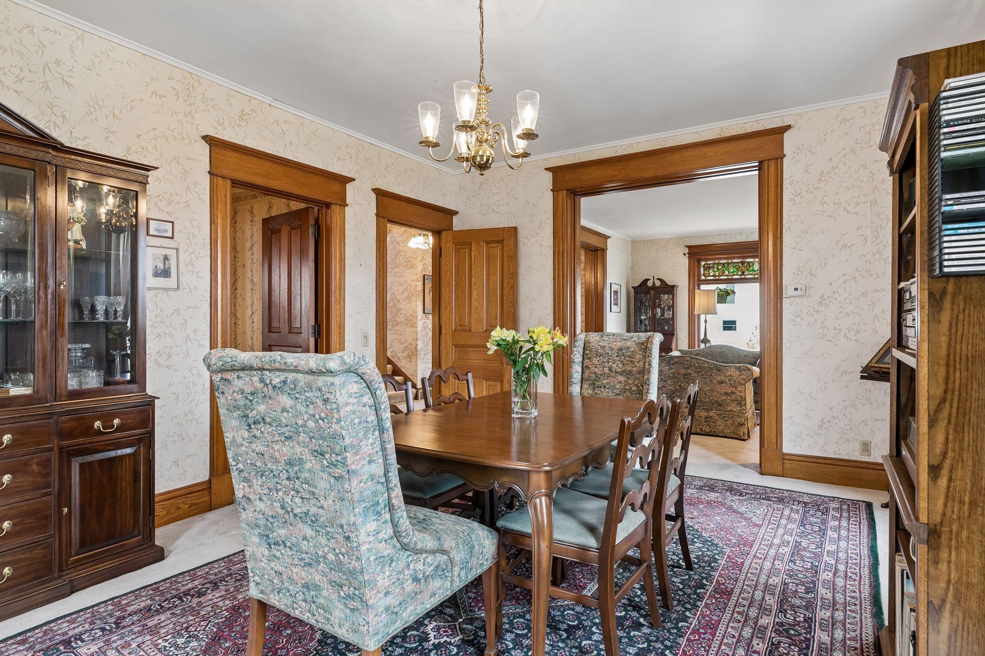 viewing doors to the butler pantry and foyer