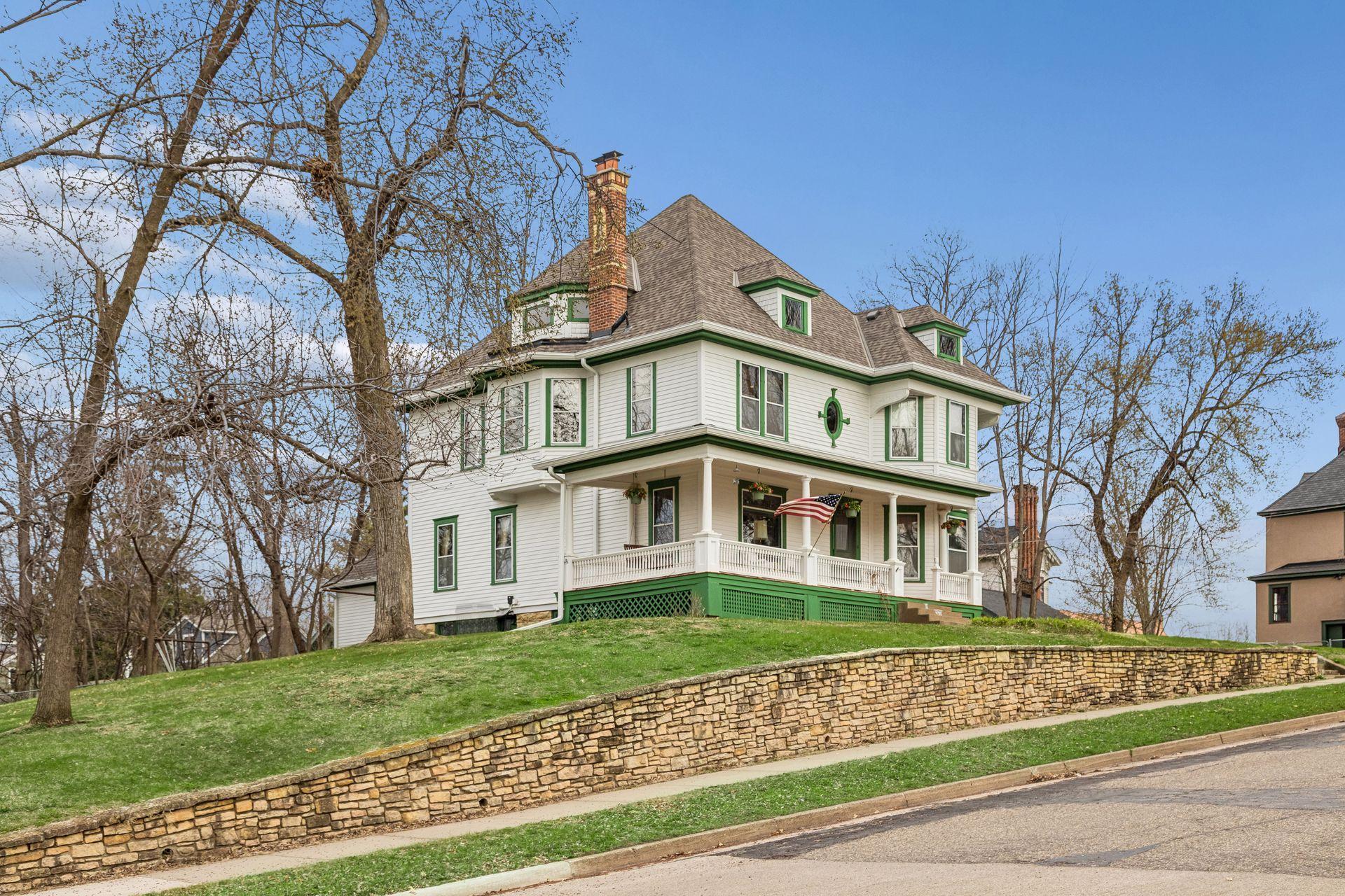 209 Orange stits stately on the corner of 2nd and Orange, set back from the street