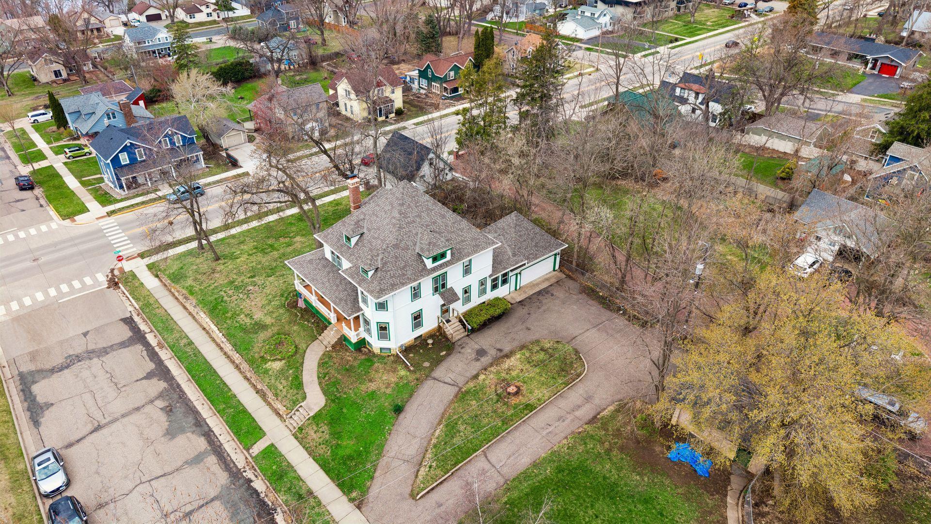 209 Orange Street -ariel viewing of the circular driveway