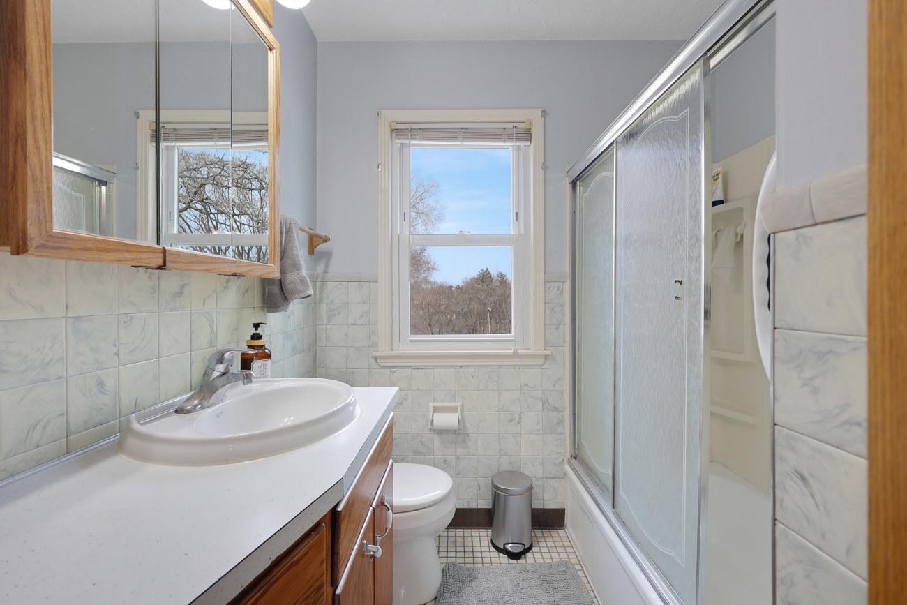 Main level full bath