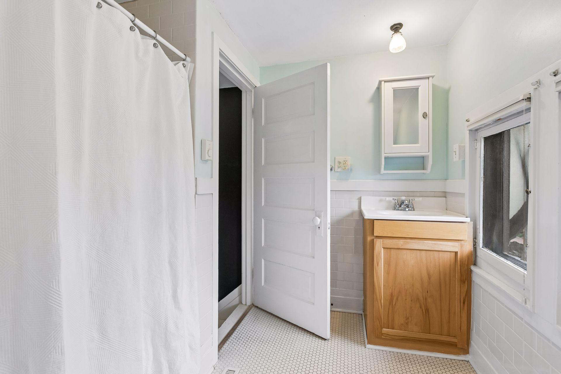 Full bathroom on 3rd level