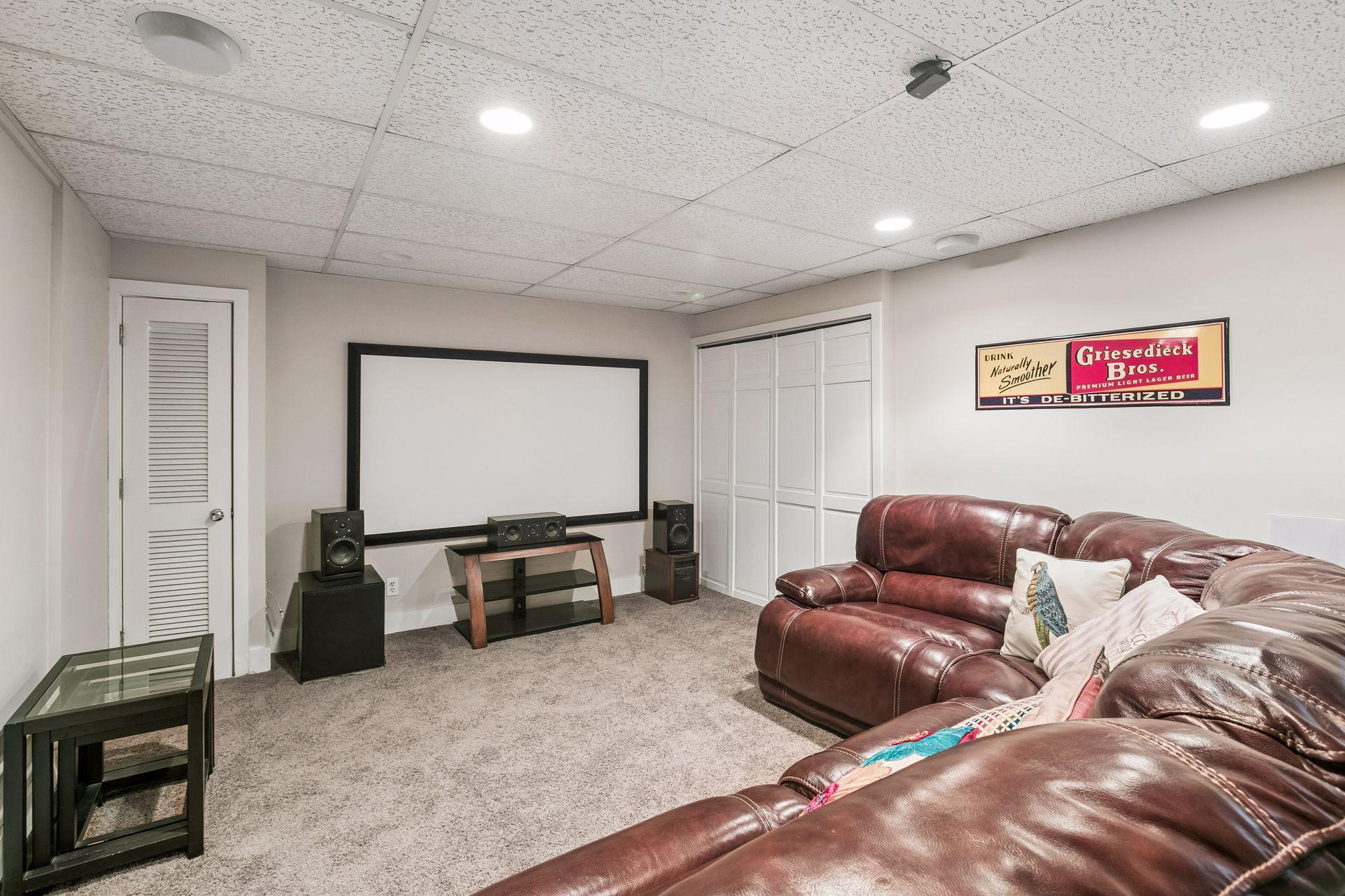 Lower level entertainment room