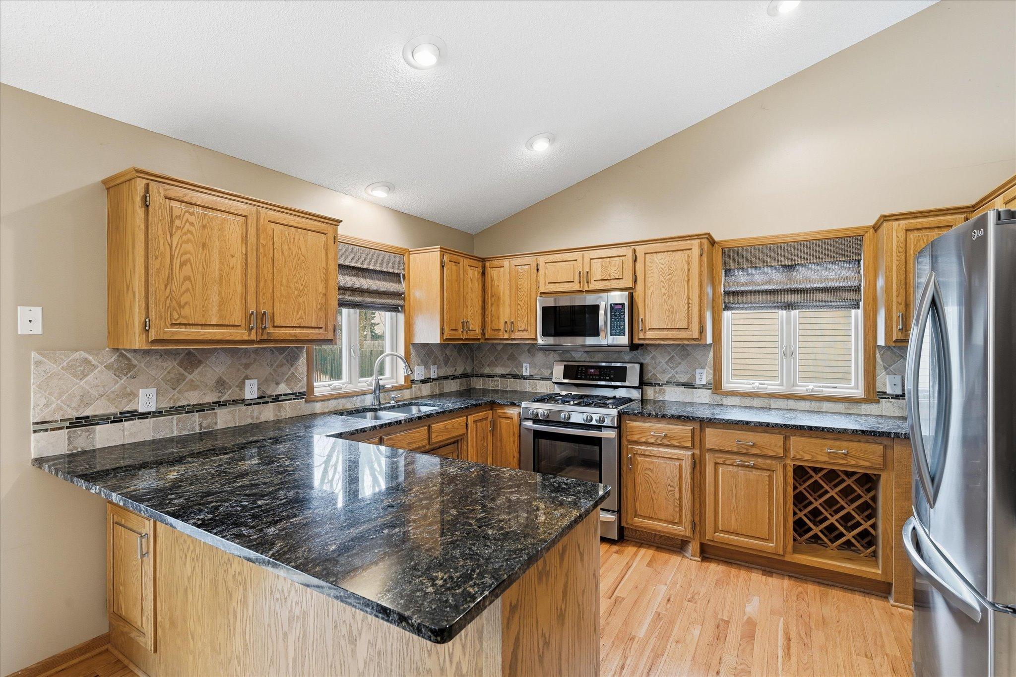 Granite / SS Appliances