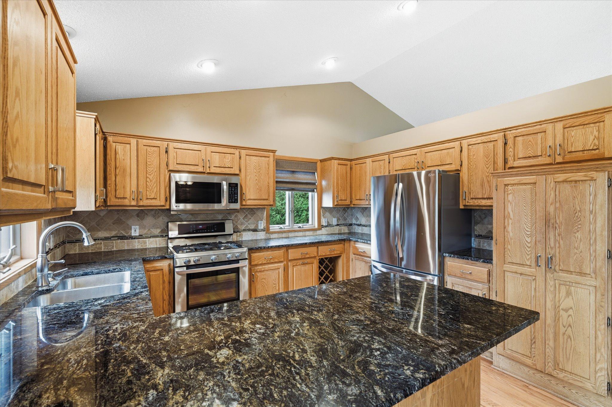 Granite / SS Appliances