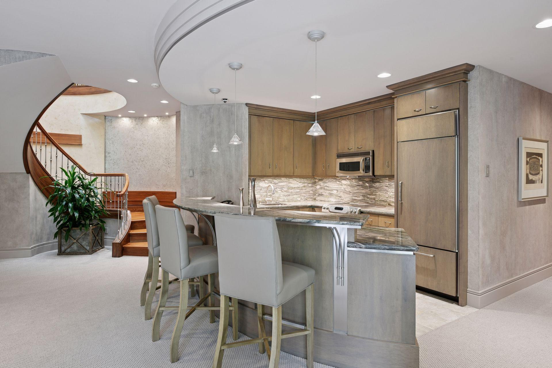 Full kitchen wet bar with snack bar seating for 4-5 people.