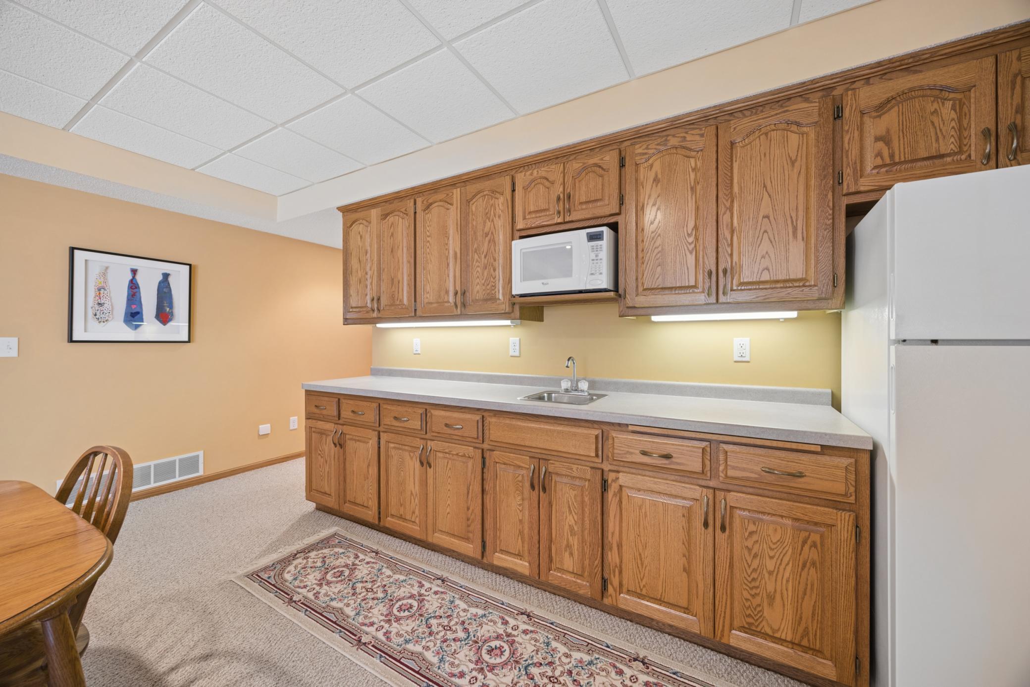 Bar area with sink, Refrigerator and microwave