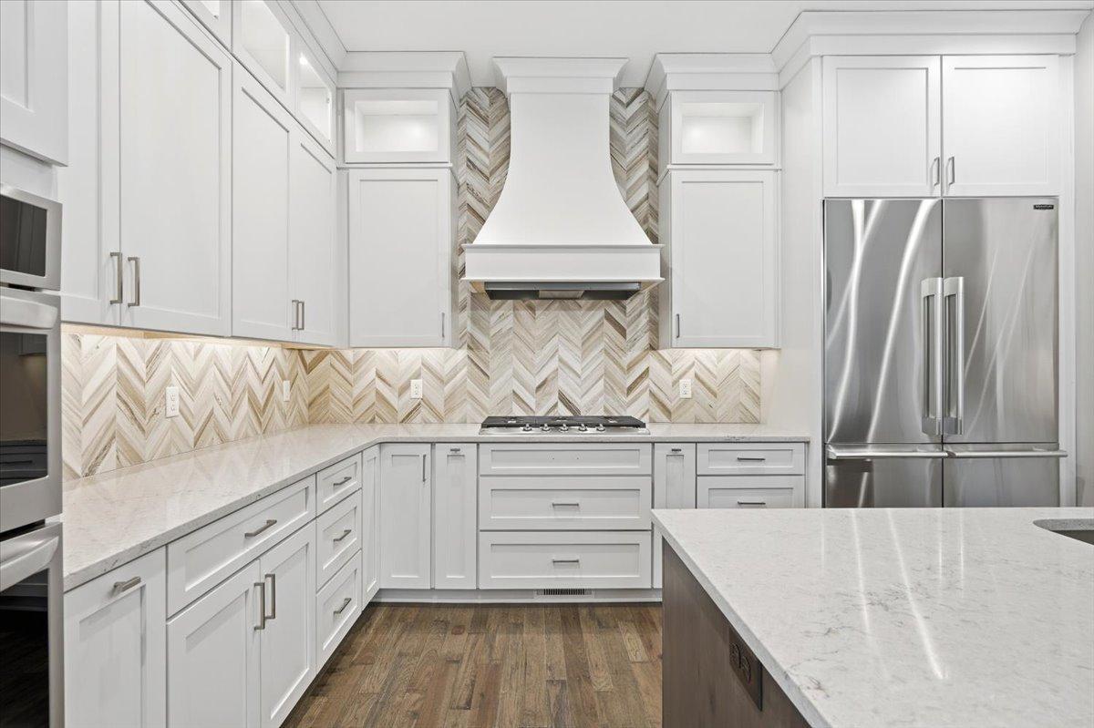 18-Living & Kitchen.jpg